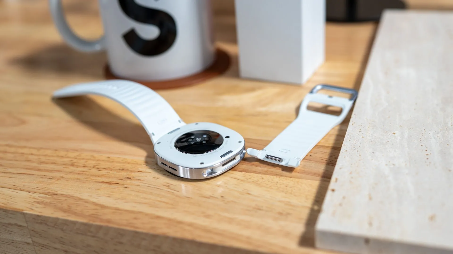 Dây đeo được tháo rời khỏi Samsung Galaxy Watch 8, minh họa hệ thống Dynamic Lug System tiện lợi