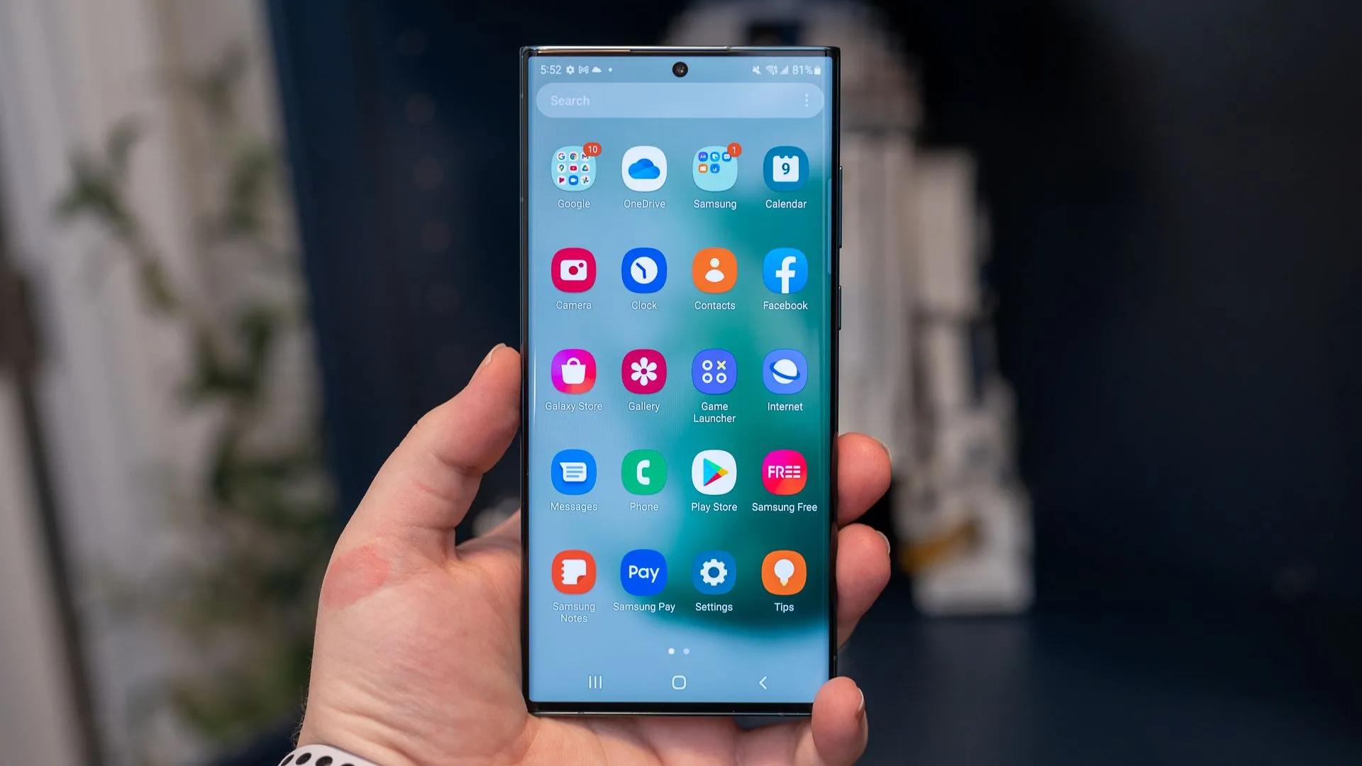 Điện thoại Android cũ với màn hình hiển thị thông báo ngừng cập nhật, minh họa rủi ro bảo mật và hiệu năng khi không được hỗ trợ phần mềm