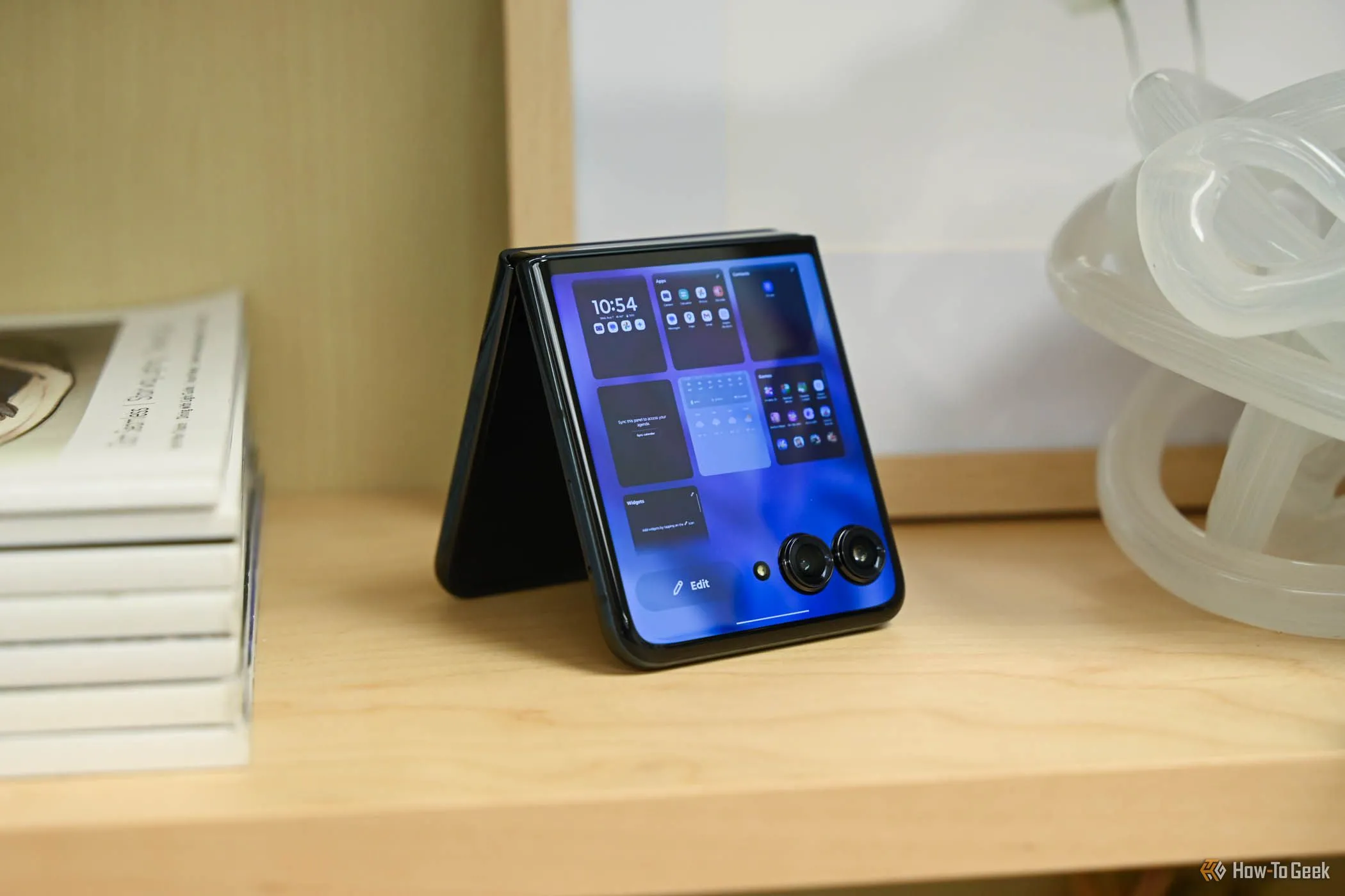Điện thoại gập Motorola Razr+ hiển thị màn hình chính, minh họa một trong những dòng máy Motorola hỗ trợ mở khóa bootloader.