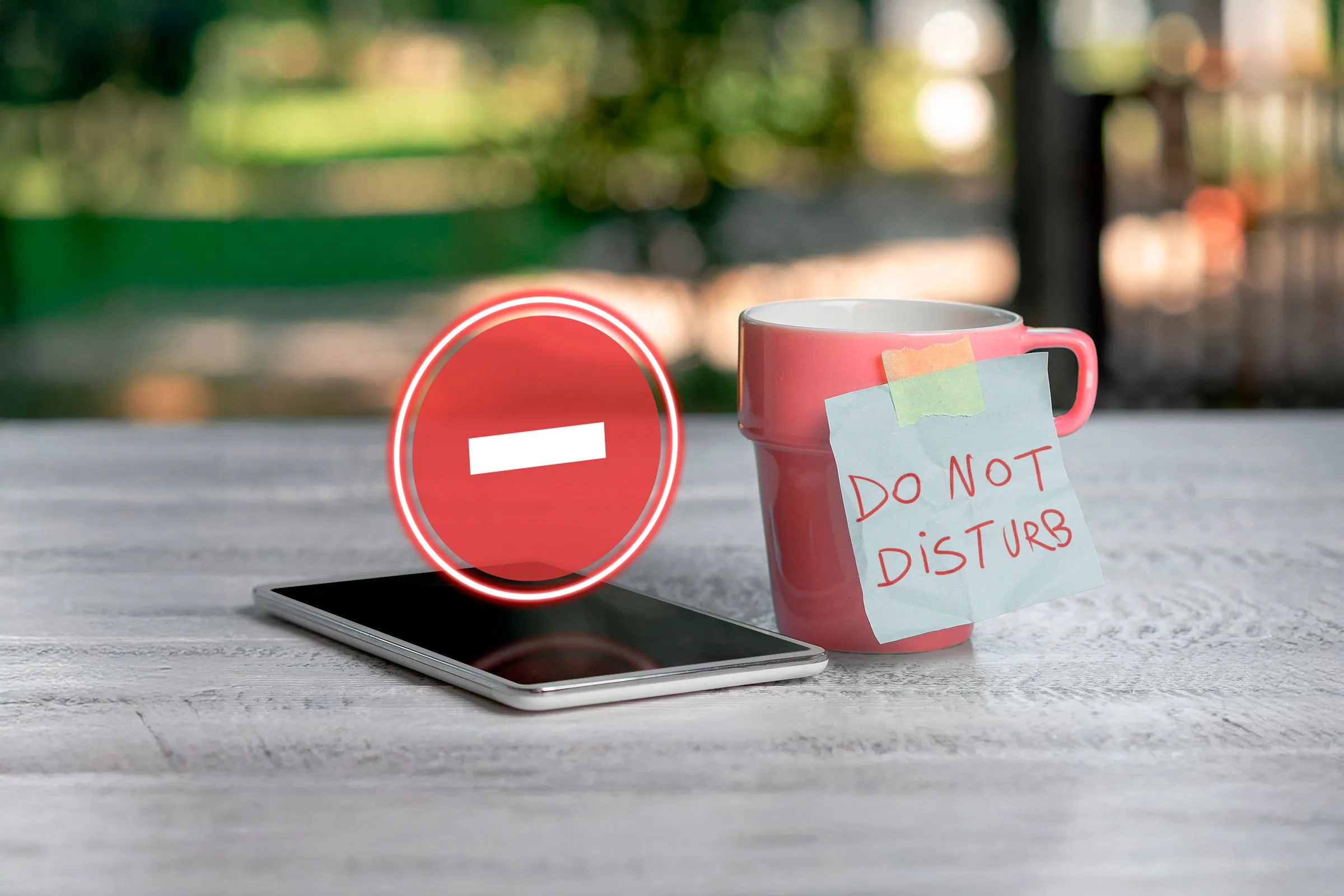 Điện thoại hiển thị biểu tượng Không làm phiền và cốc cà phê với nhãn &quot;Do Not Disturb&quot; bên cạnh, tượng trưng cho sự yên tĩnh.
