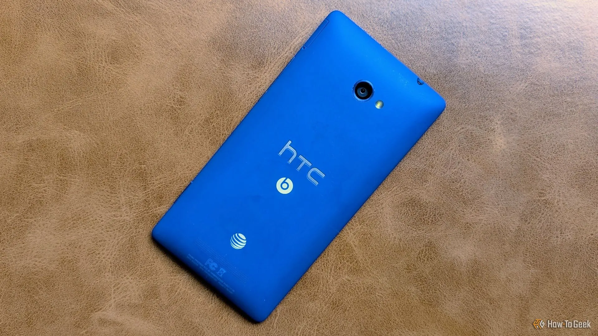 Điện thoại HTC 8X màu xanh với thiết kế bo tròn và góc cạnh độc đáo