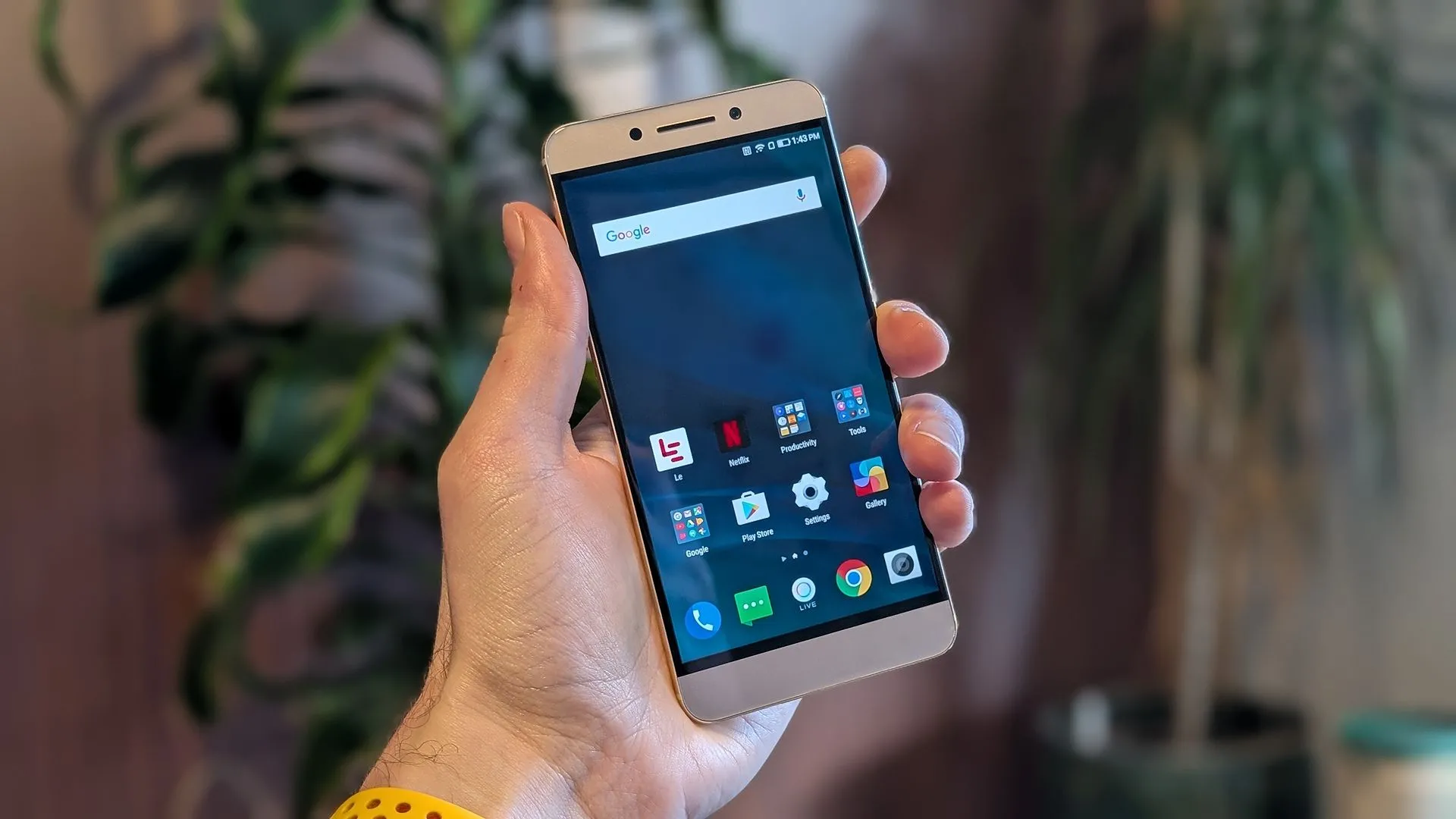 Điện thoại LeEco Le Pro 3 màu vàng đồng với mặt lưng kim loại