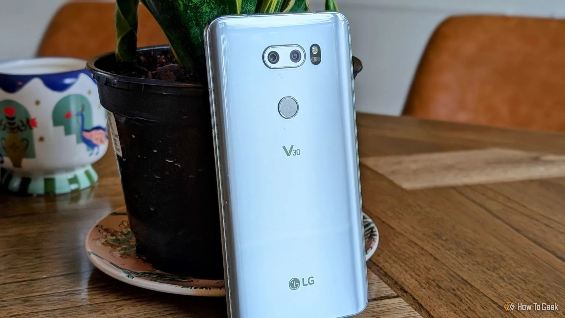 Điện thoại LG V30 với thiết kế nguyên khối đơn giản và sang trọng