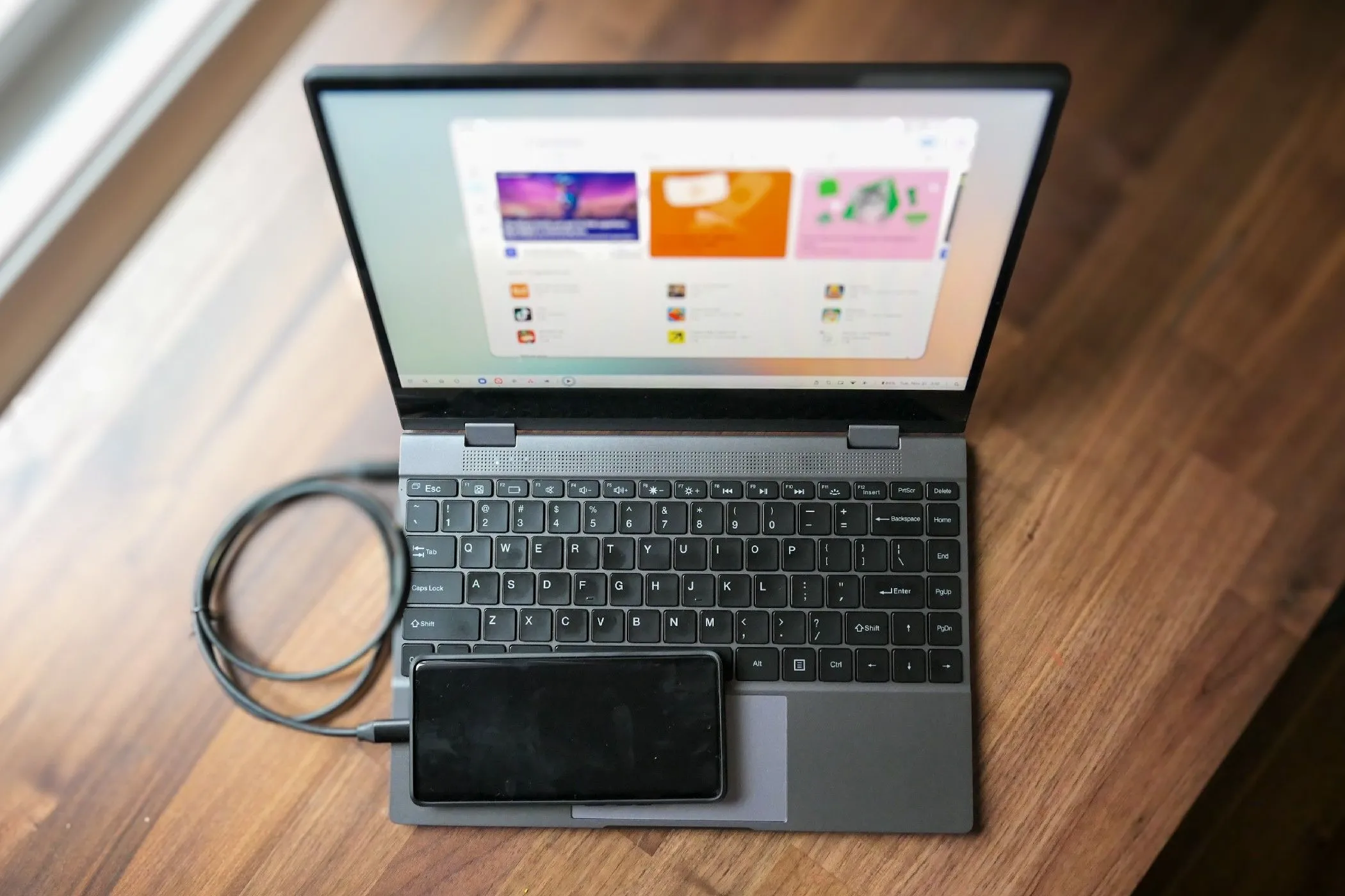 Điện thoại Motorola Edge+ kết nối với lapdock UPerfect, minh họa khả năng desktop di động