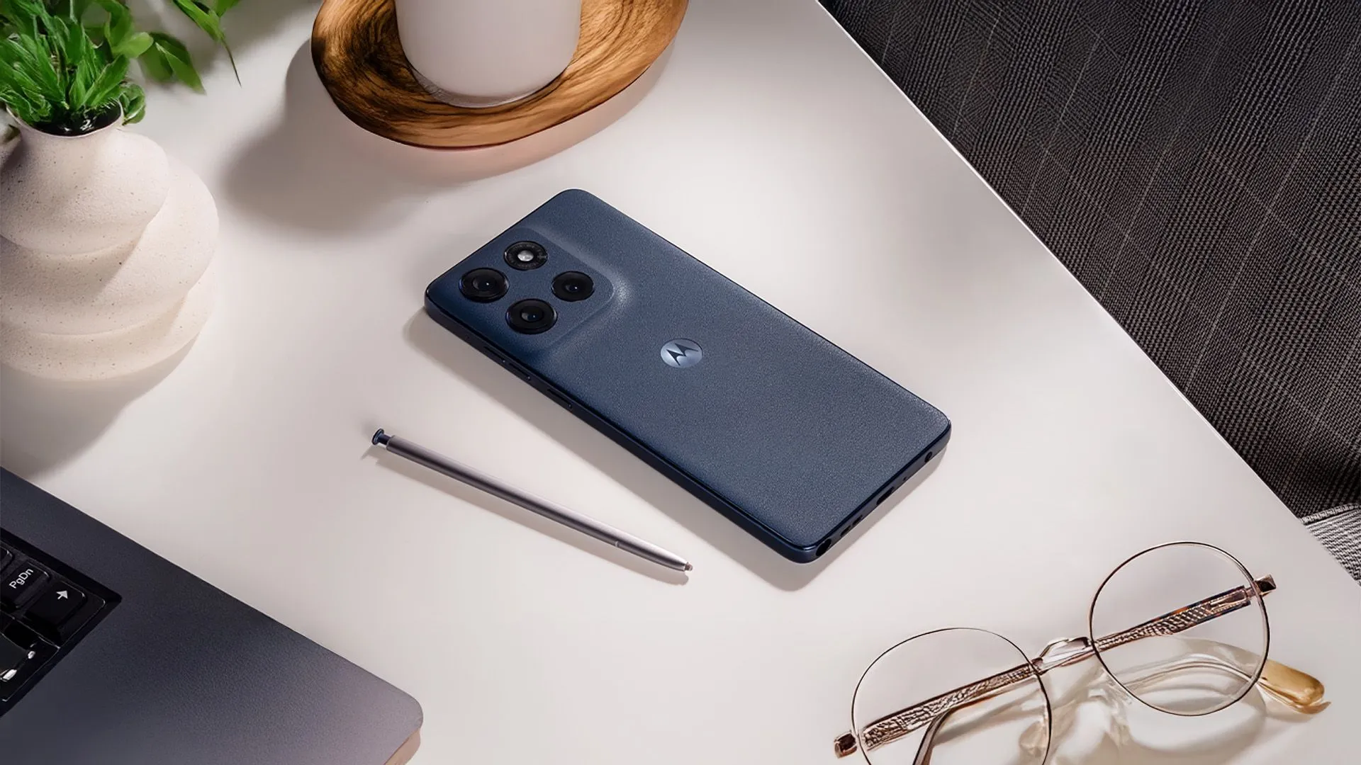 Điện thoại Motorola Moto G Stylus 2025 màu xanh ngọc, kèm bút cảm ứng, được giới thiệu với mức giá phải chăng