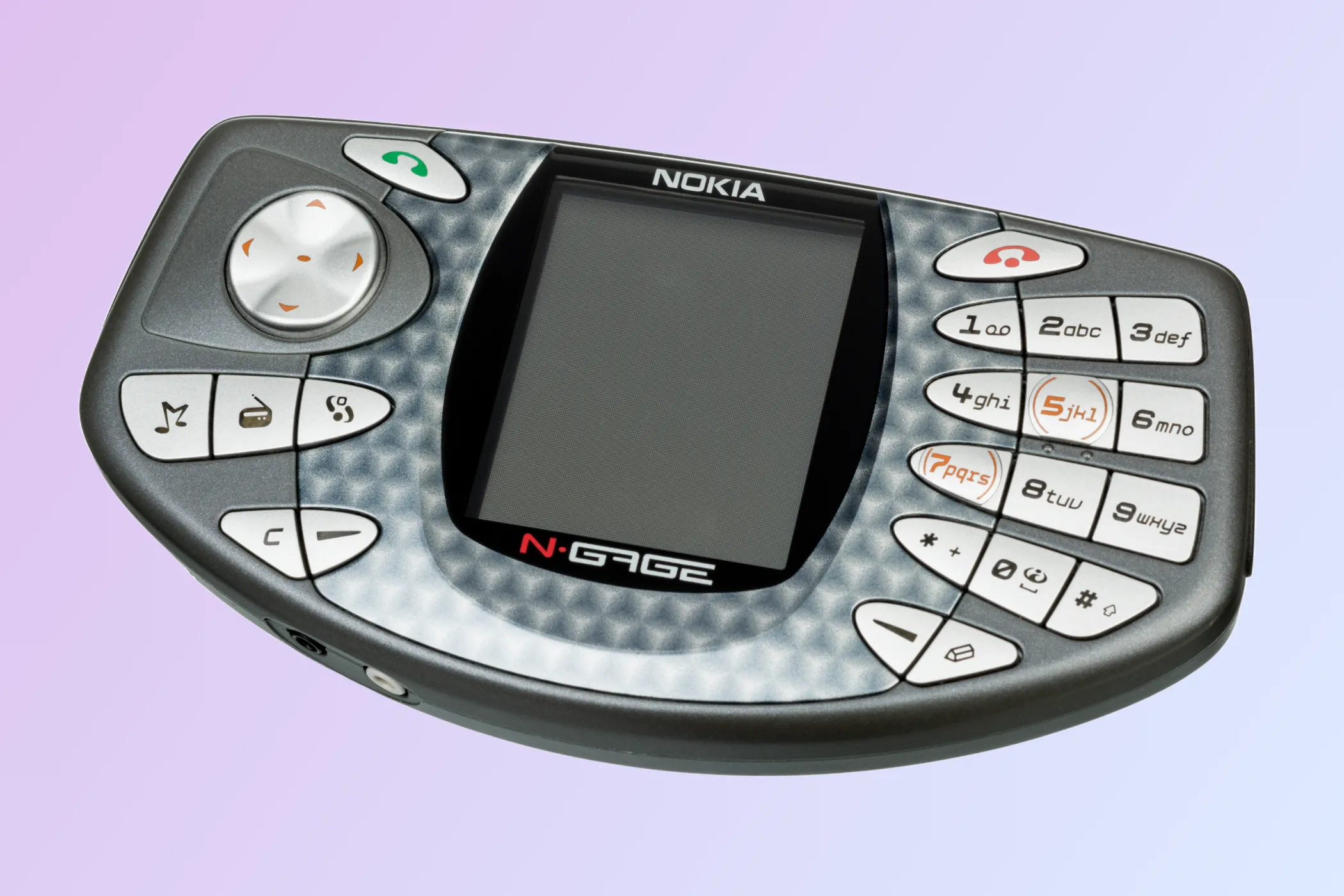 Điện thoại Nokia N-Gage, một thiết bị lai giữa smartphone Symbian S60 và máy chơi game cầm tay