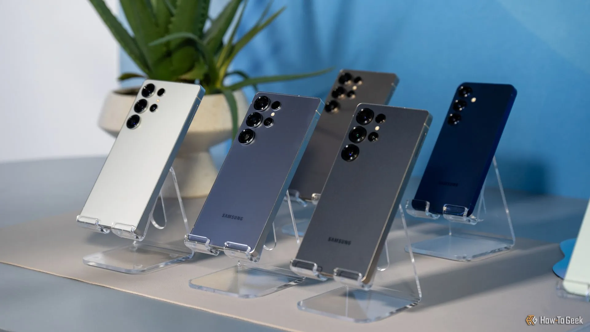 Điện thoại Samsung Galaxy S25 Ultra với nhiều tùy chọn màu sắc khác nhau, thể hiện thiết kế cao cấp và hiện đại.