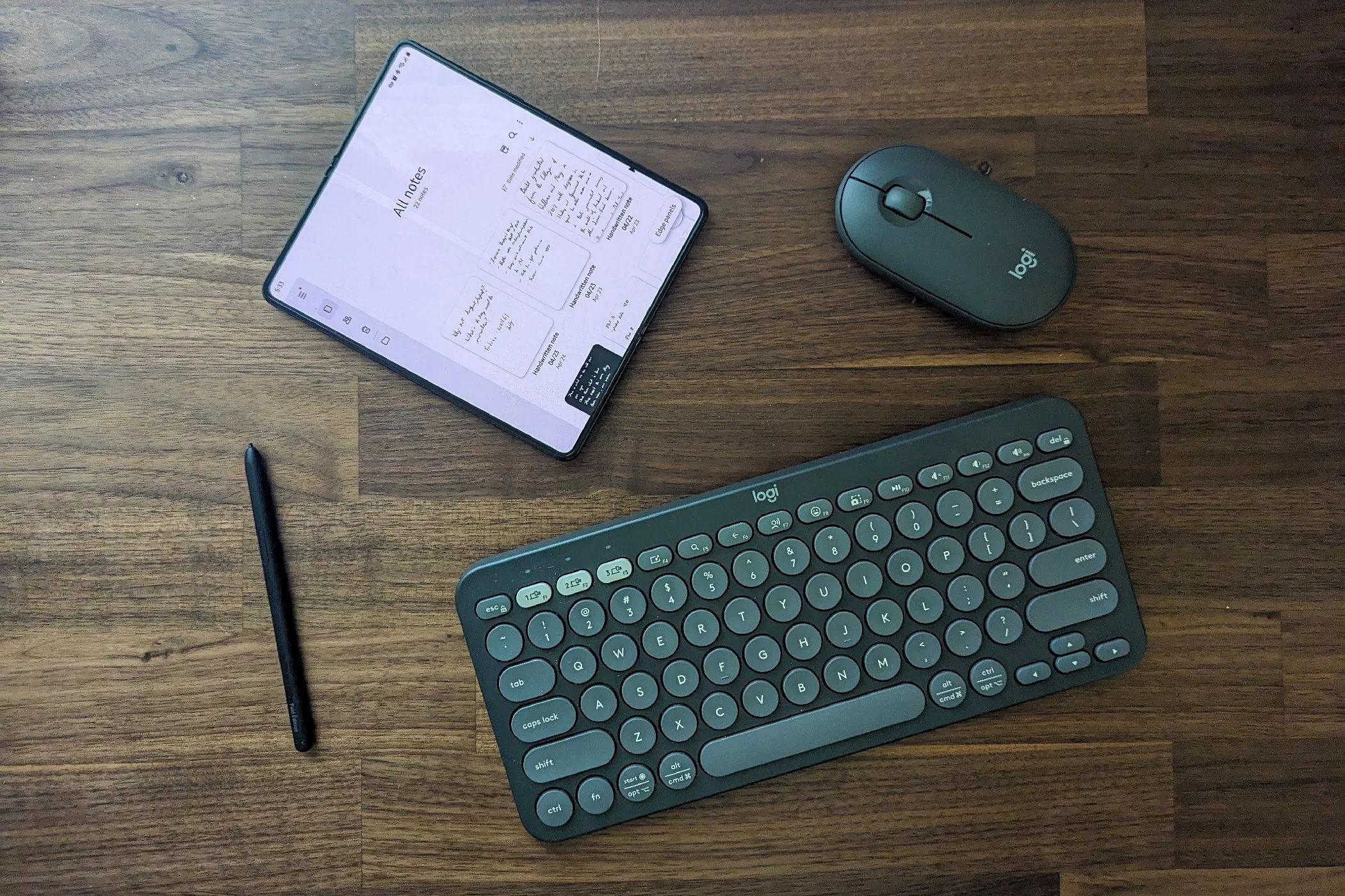 Điện thoại Samsung Galaxy Z Fold 5 cùng các phụ kiện bàn phím và bút S Pen, thể hiện khả năng làm việc hiệu quả
