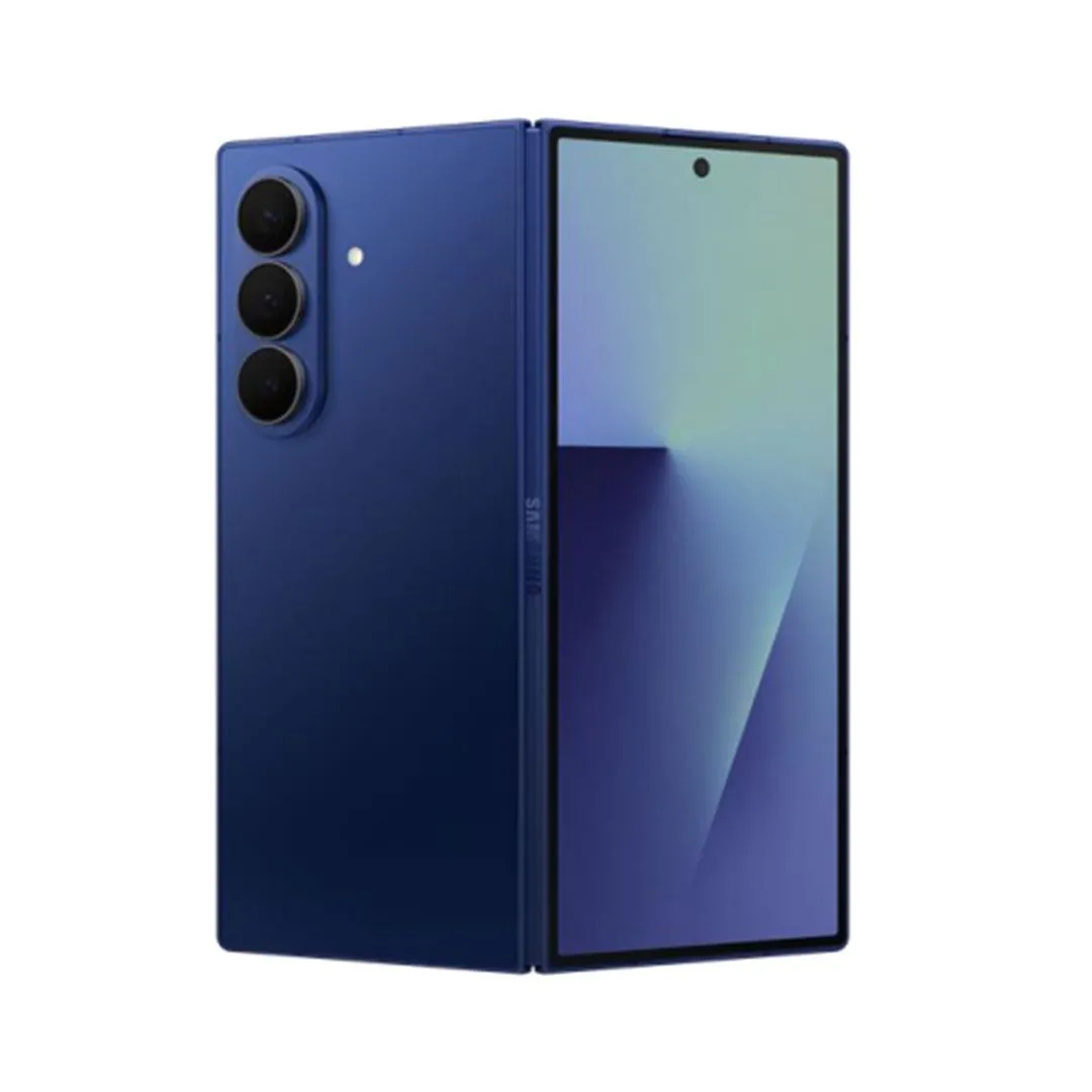 Điện thoại Samsung Galaxy Z Fold 7 màu đen đặt trên nền trắng, nổi bật thiết kế gập