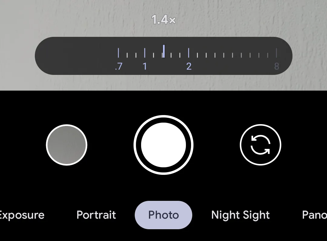 Điều khiển zoom chính xác hơn bằng cách vuốt trên các nút zoom trong ứng dụng Pixel Camera