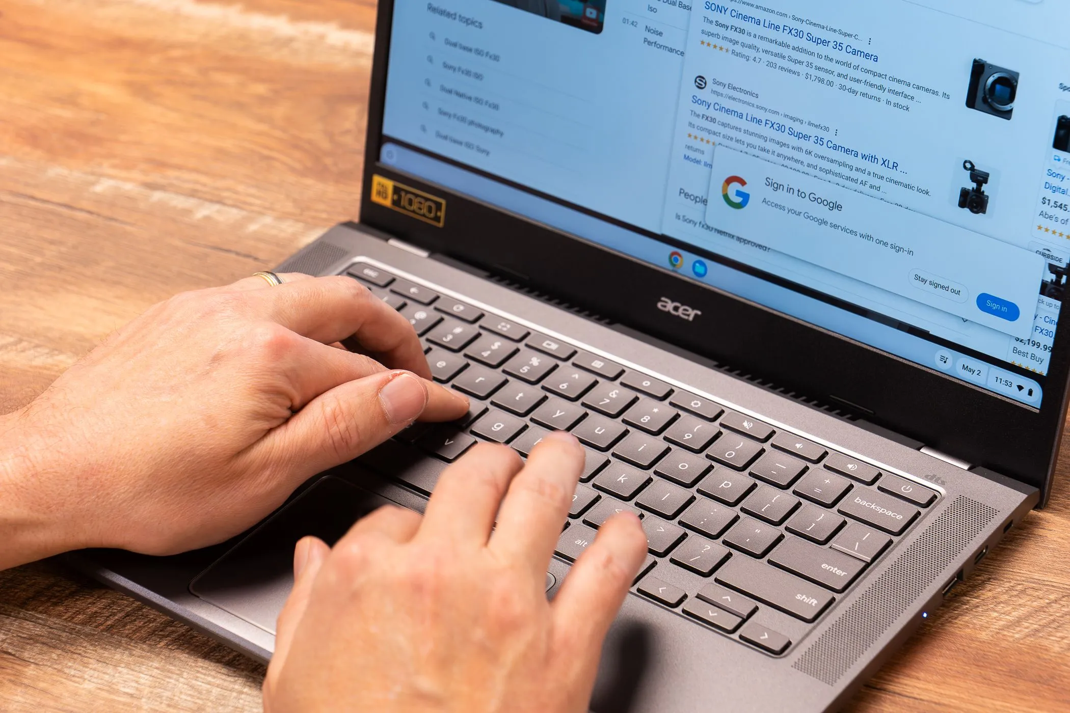 Đôi bàn tay đang gõ phím trên một chiếc laptop Acer Chromebook Plus, biểu tượng cho người dùng Chromebook