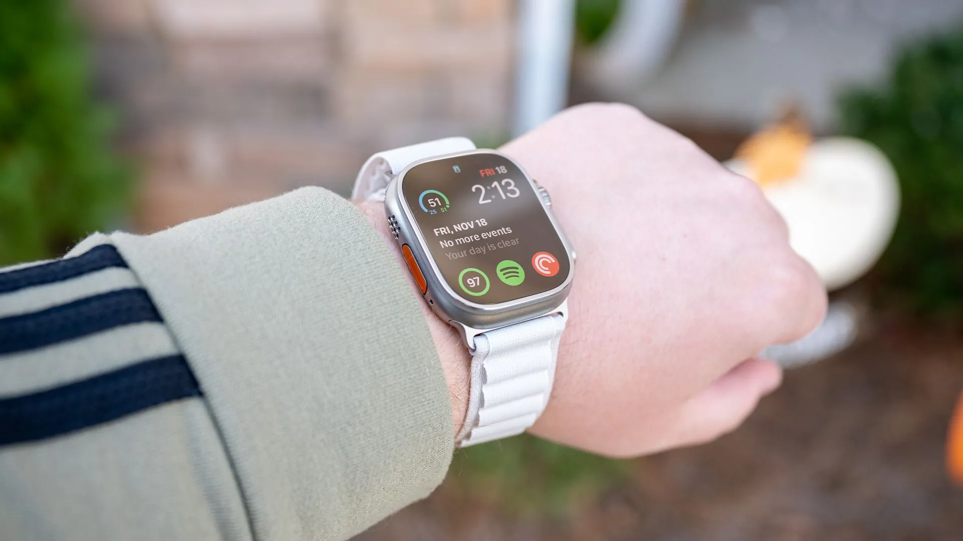 Đồng hồ Apple Watch Ultra với dây đeo Alpine Loop, minh họa thiết bị theo dõi sức khỏe