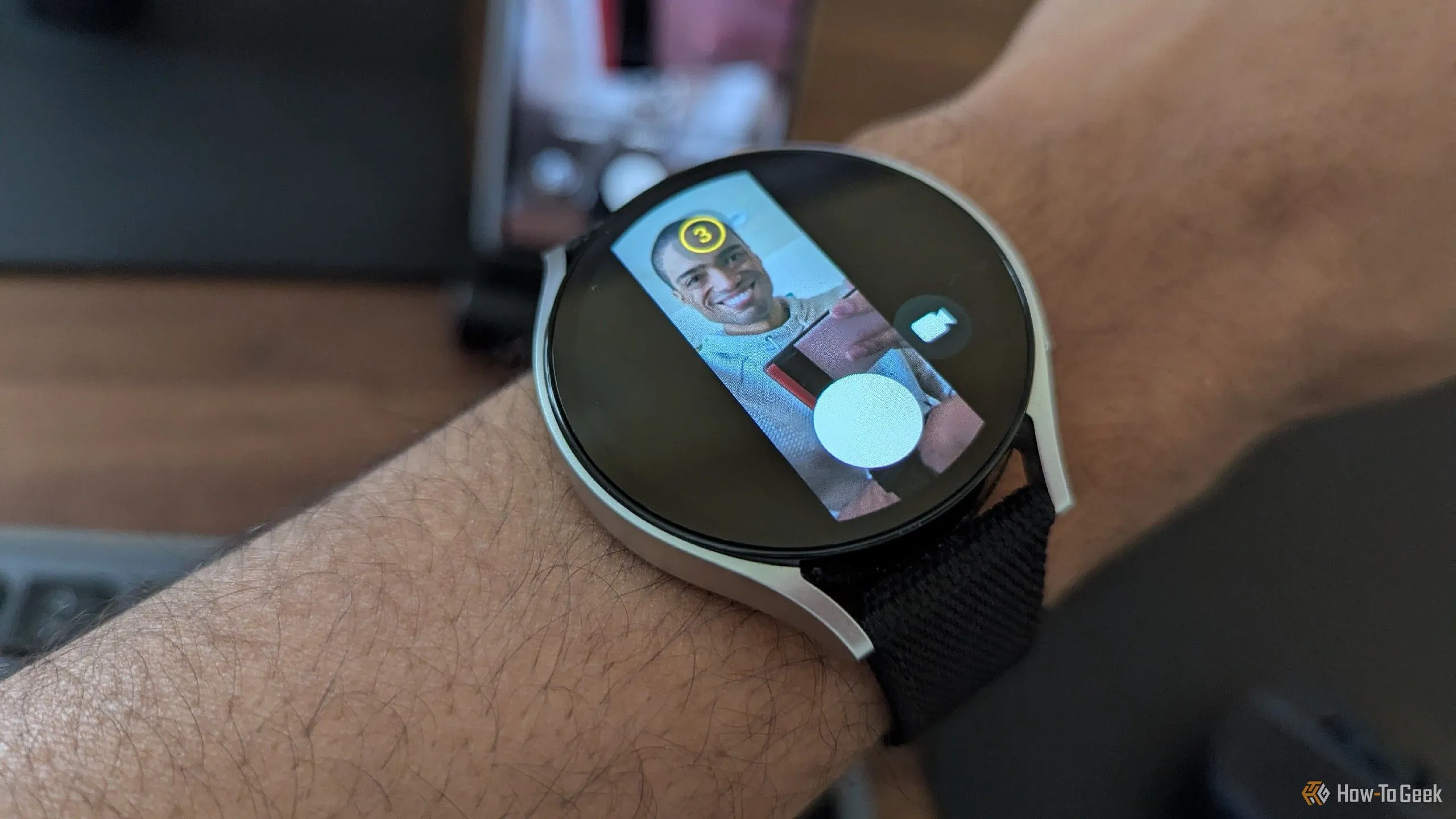 Đồng hồ Galaxy Watch 6 được sử dụng làm bộ điều khiển chụp ảnh từ xa cho Galaxy Z Fold 6, giải pháp thay thế Air Actions.