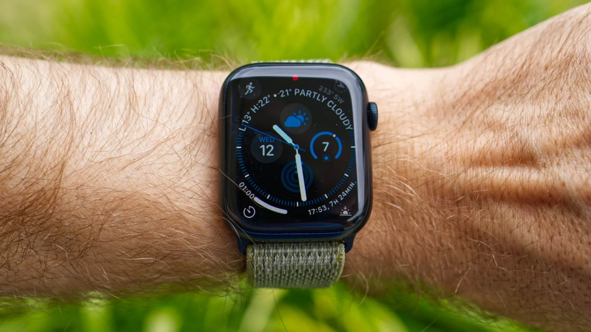 Đồng hồ thông minh Apple Watch Series 8 trên cổ tay người dùng đang theo dõi quá trình tập luyện.