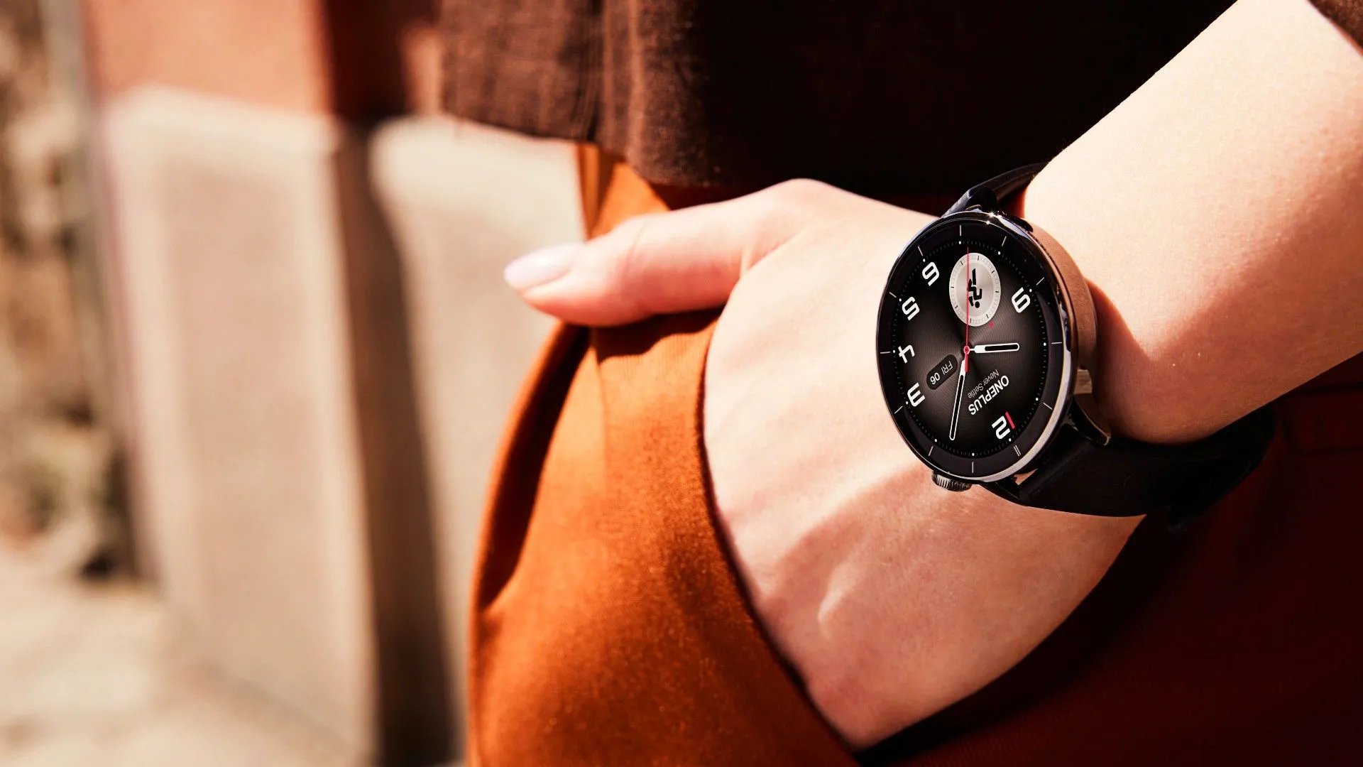 Đồng hồ thông minh OnePlus Watch 3 được đeo trên cổ tay người dùng