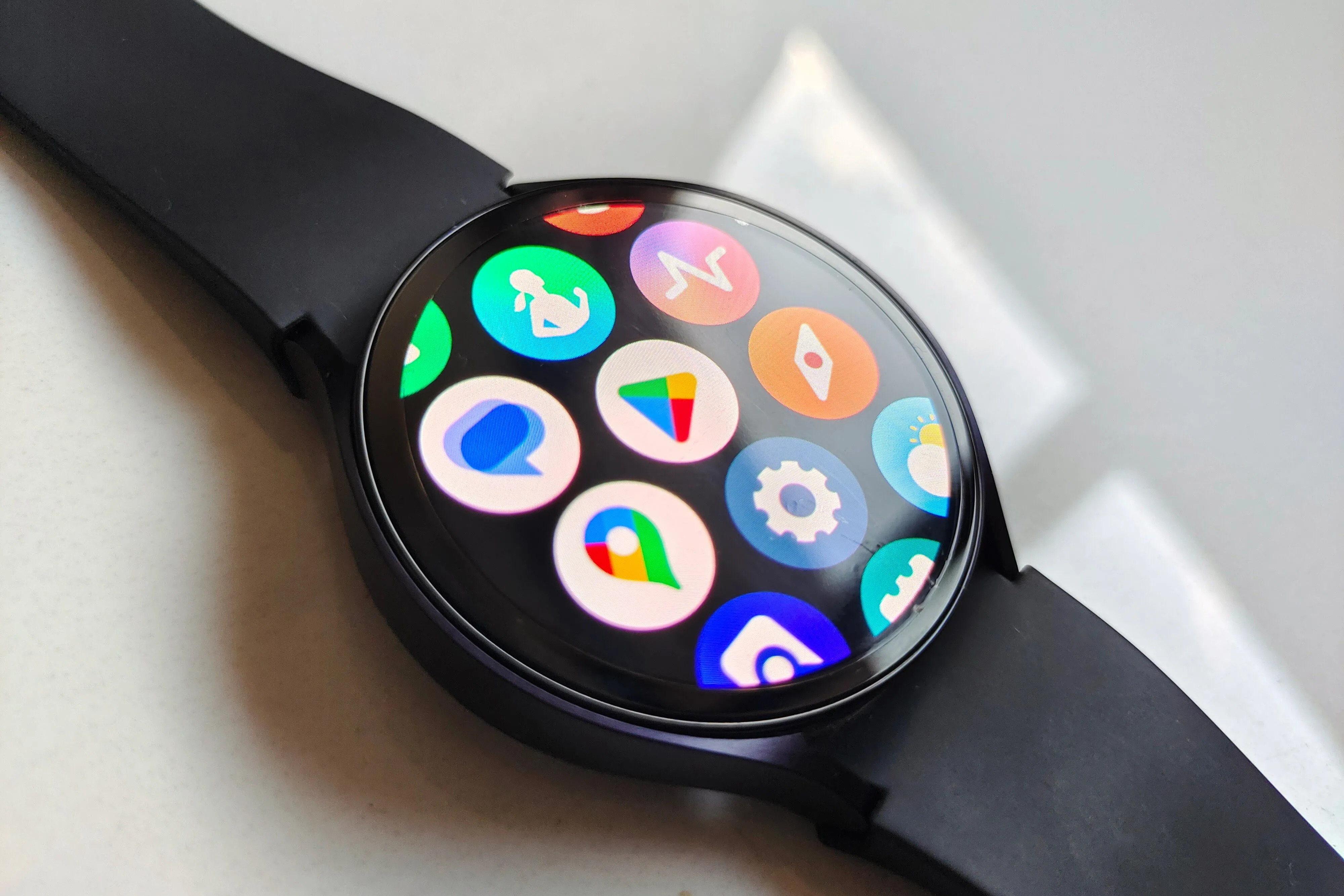 Đồng hồ thông minh Samsung Galaxy Watch 6 hiển thị giao diện ứng dụng, minh họa một thiết bị chạy hệ điều hành Wear OS.