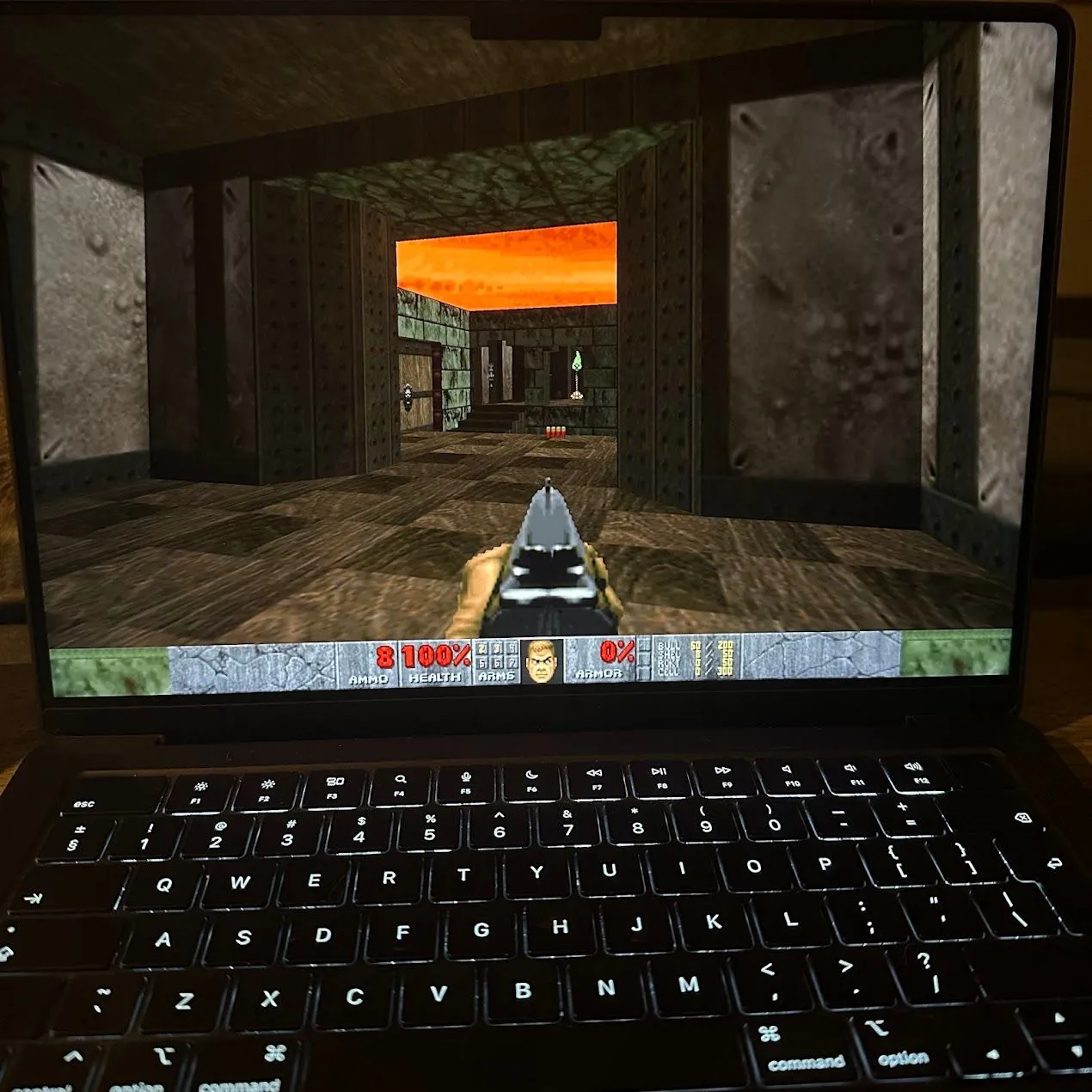 DOOM đang được chơi trên MacBook Pro, mang lại trải nghiệm bắn súng góc nhìn thứ nhất với đồ họa được nâng cấp.