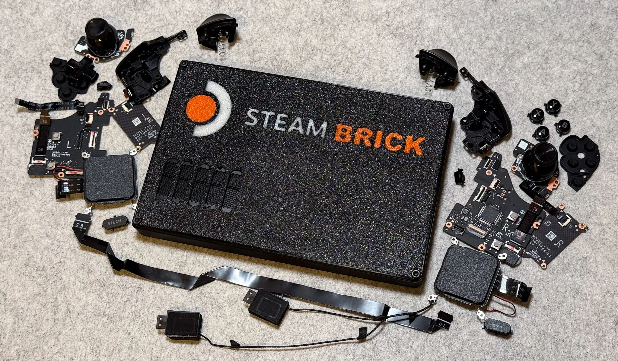 Dự án Steam Brick biến Steam Deck thành mini PC gaming nhỏ gọn, không màn hình và tay cầm tích hợp