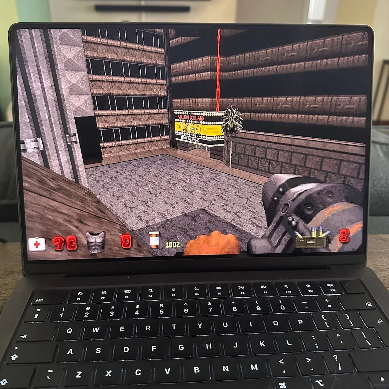 Duke Nukem 3D, tựa game bắn súng mang tính biểu tượng, đang chạy trên MacBook Pro với hiệu năng mạnh mẽ.