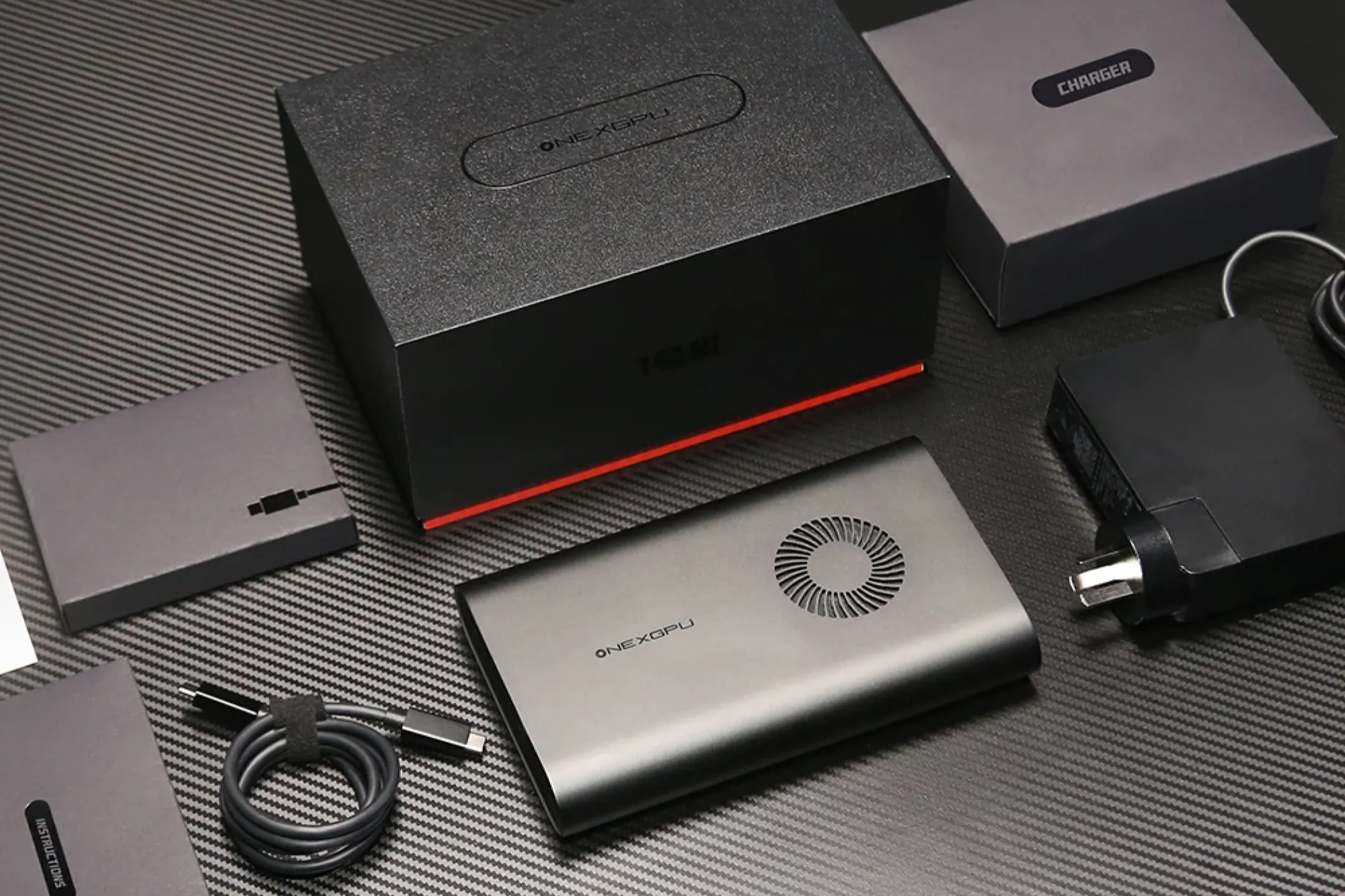 eGPU OneXGPU tích hợp Radeon RX 7600M XT trên bàn, đại diện cho các giải pháp đồ họa rời hiện hành.