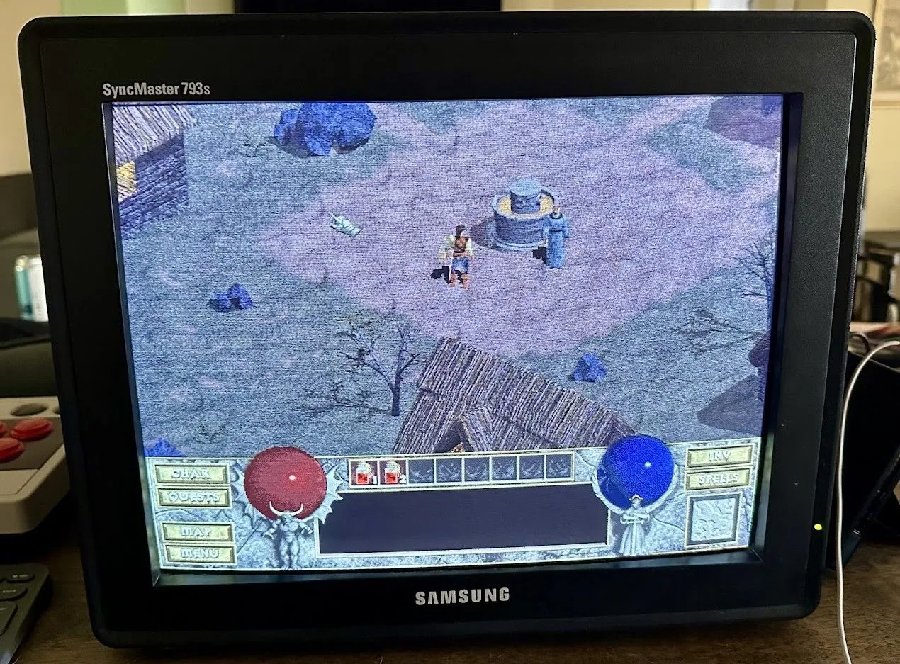 Game Diablo phiên bản gốc đang chạy trên màn hình CRT, thể hiện trải nghiệm chơi game cổ điển chân thực.