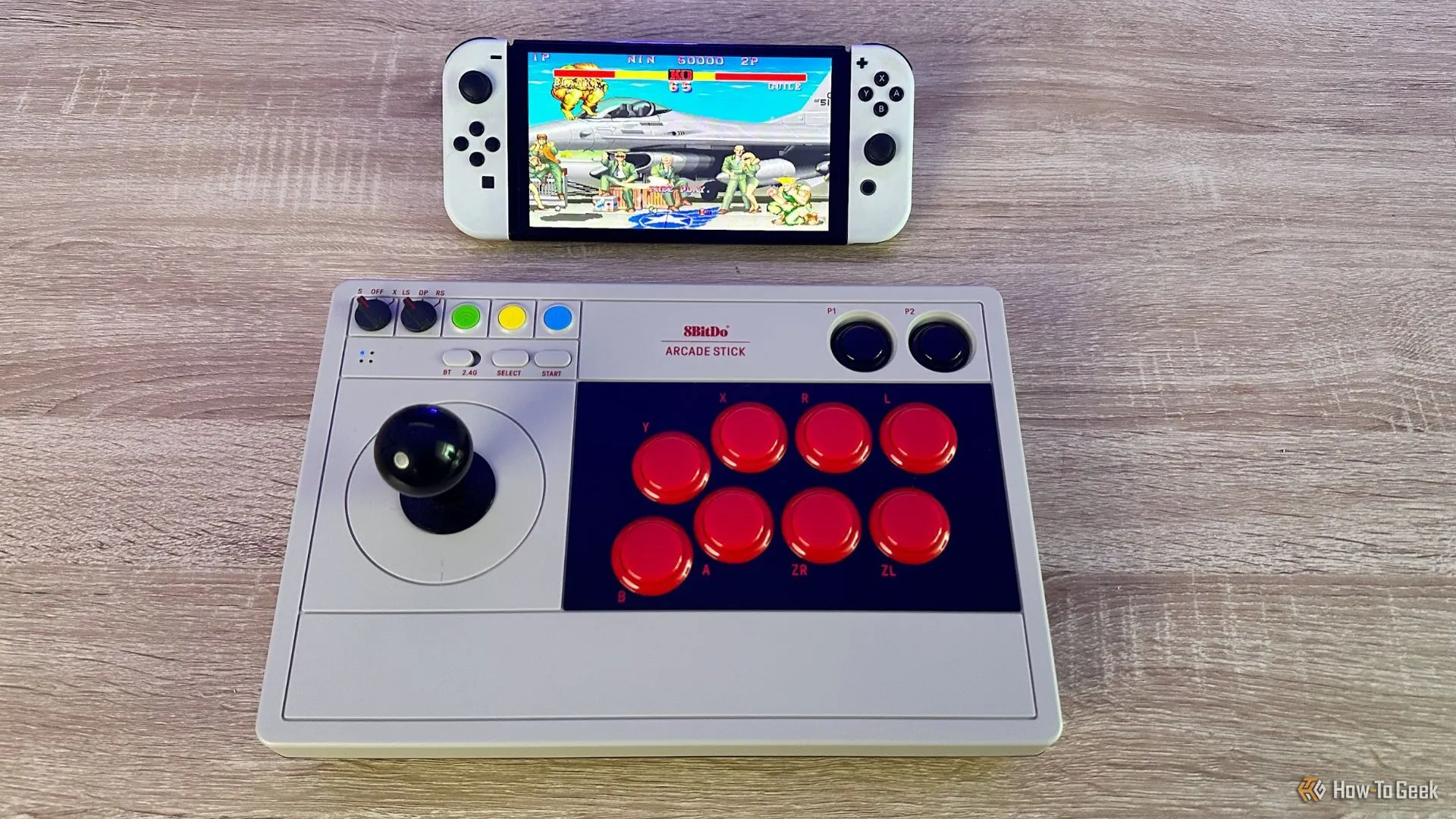 Game thủ chuyên nghiệp thực hiện kỹ năng né tránh I-frames trong game đối kháng Street Fighter 2 trên Nintendo Switch OLED với tay cầm 8BitDo Arcade Stick.