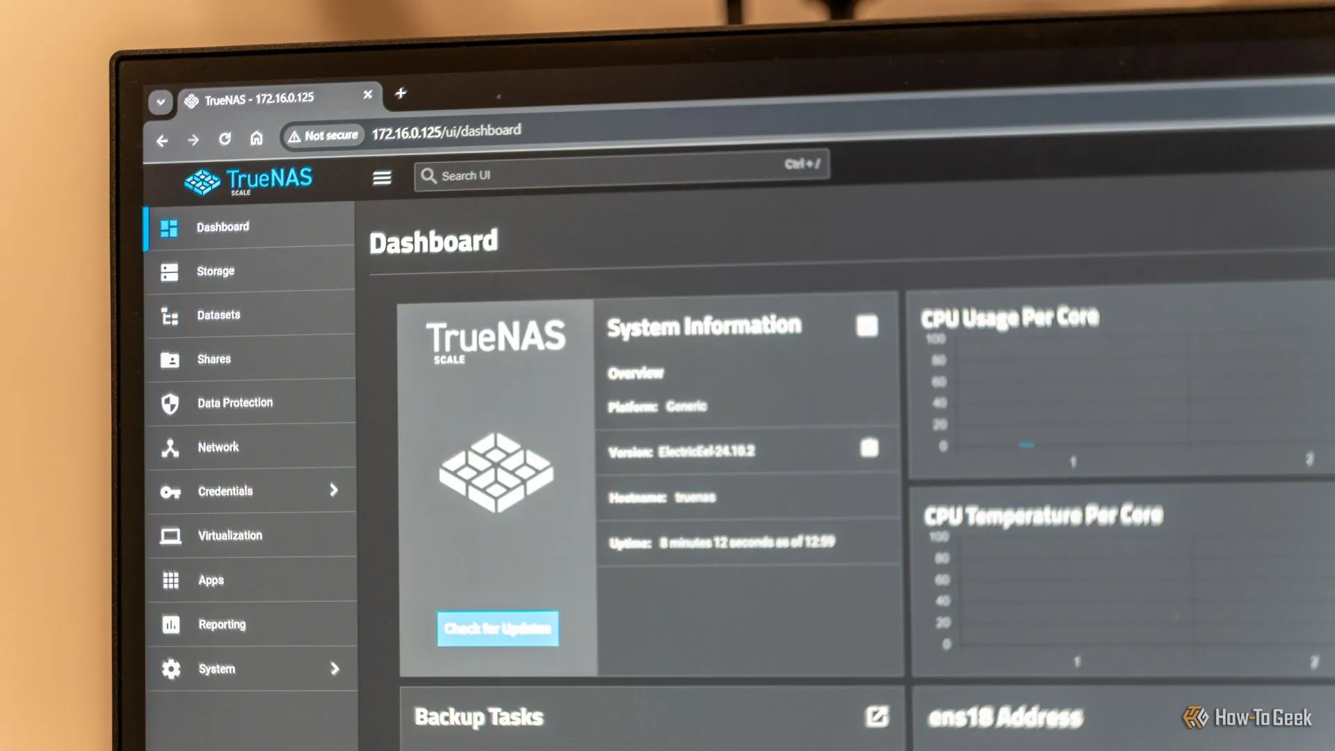 Giao diện bảng điều khiển (dashboard) của TrueNAS Scale hiển thị trên màn hình máy tính, minh họa hệ điều hành NAS hiệu năng cao