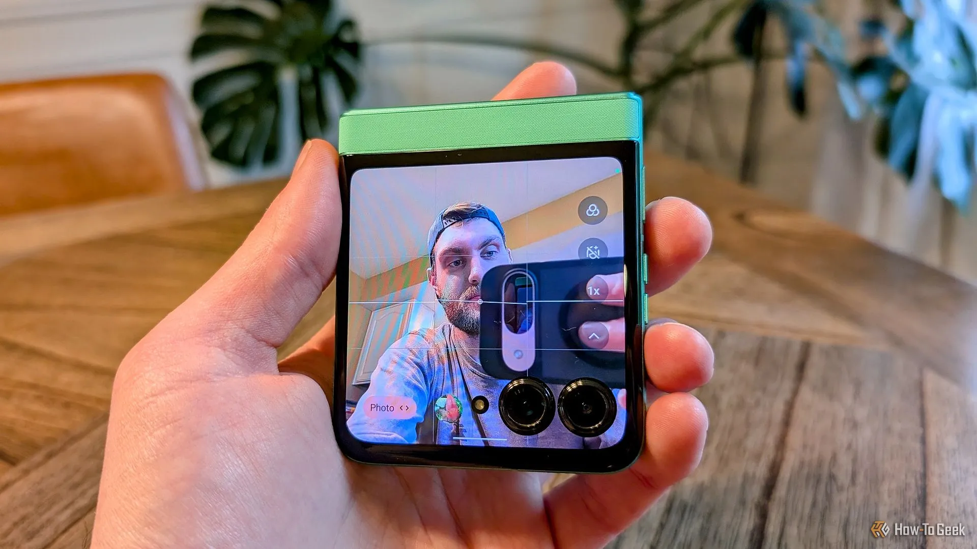 Giao diện camera trên màn hình phụ Cover Display của Moto Razr 2025
