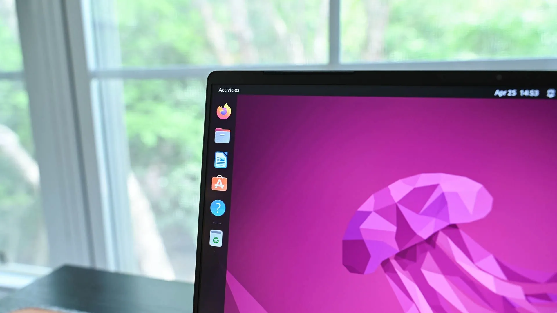Giao diện desktop Ubuntu với thanh công cụ bên trái trên màn hình laptop, thể hiện một bản phân phối Linux thân thiện với người dùng