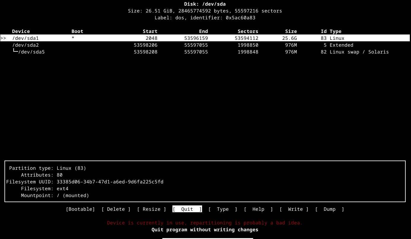 Giao diện đồ họa văn bản (TUI) của cfdisk trong terminal Linux, cho phép người dùng quản lý các phân vùng ổ đĩa một cách trực quan.