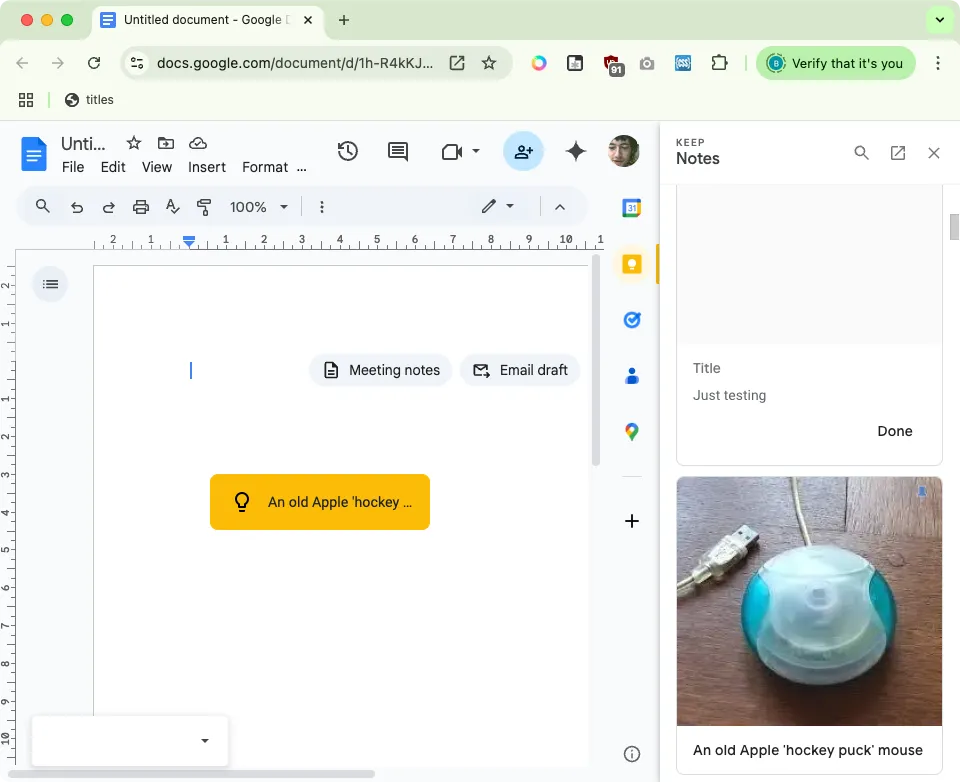 Giao diện Google Docs trên web hiển thị thanh bên Google Keep với các ghi chú đang được kéo vào tài liệu