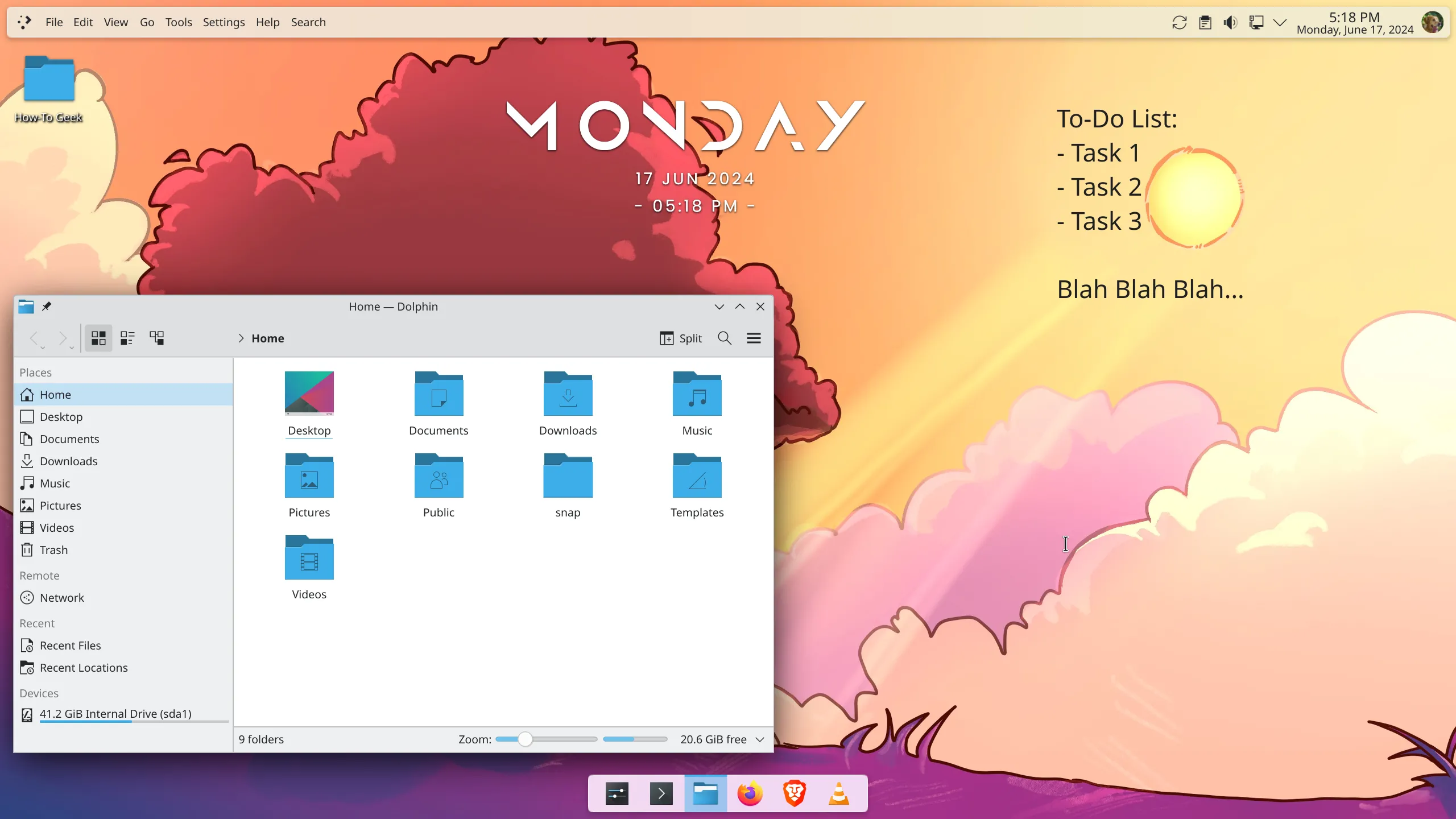 Giao diện KDE Plasma với nhiều panel và widget được sắp xếp theo phong cách macOS