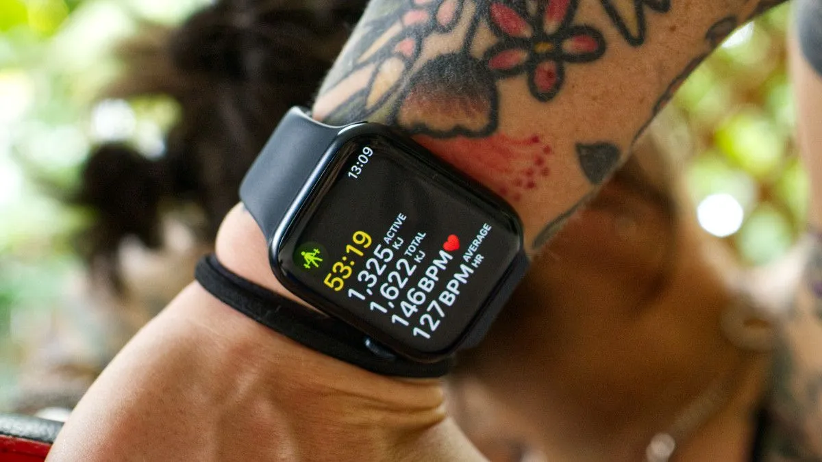 Giao diện ứng dụng Bài tập (Workout) trên Apple Watch Series 8, hiển thị các tùy chọn tập luyện nâng cao