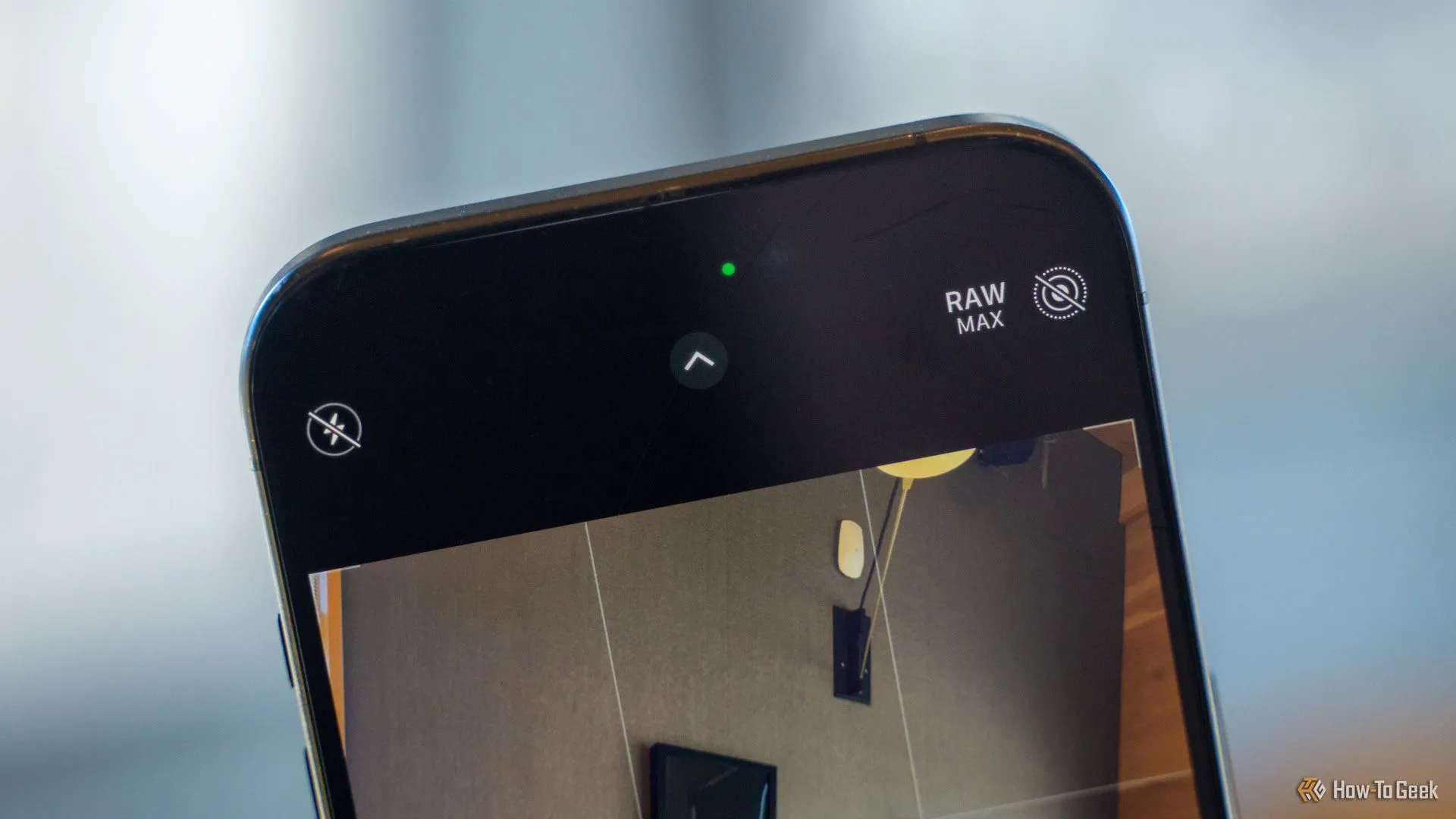 Giao diện ứng dụng camera trên iPhone 15 Pro với chế độ ProRAW Max được bật, minh họa cách chụp ảnh RAW để tối ưu hậu kỳ.