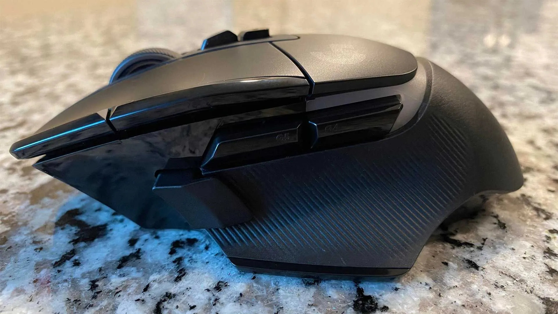 Góc nhìn cạnh bên của chuột gaming không dây Logitech G502 X Plus, thể hiện các nút phụ DPI và thiết kế công thái học.