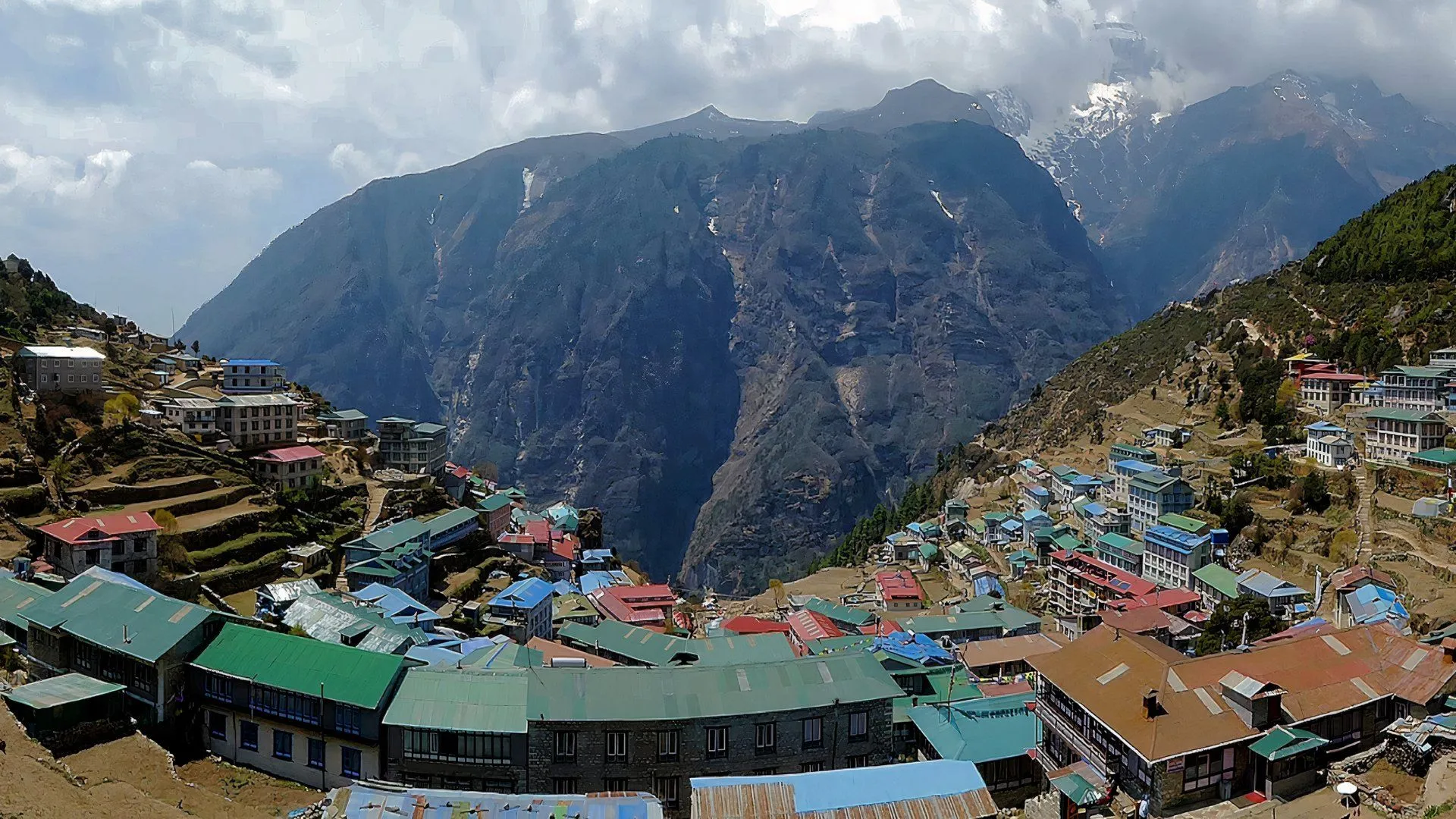 Góc nhìn từ trên cao của Namche Bazaar, Nepal, cho thấy sự thay đổi góc chụp có thể tạo ra những bức ảnh phong cảnh độc đáo.