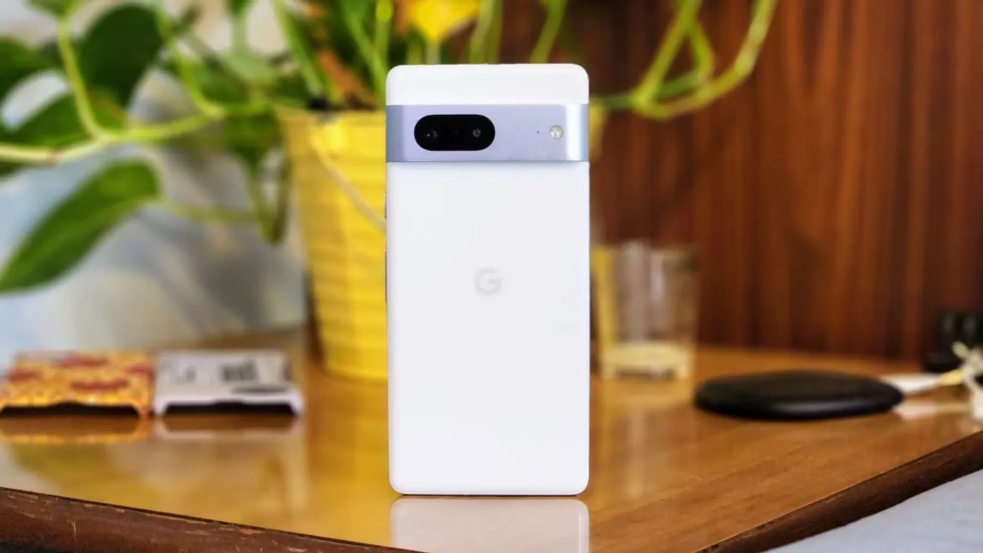 Google Pixel 7 đứng trên mặt bàn, nổi bật với thanh camera ngang đặc trưng