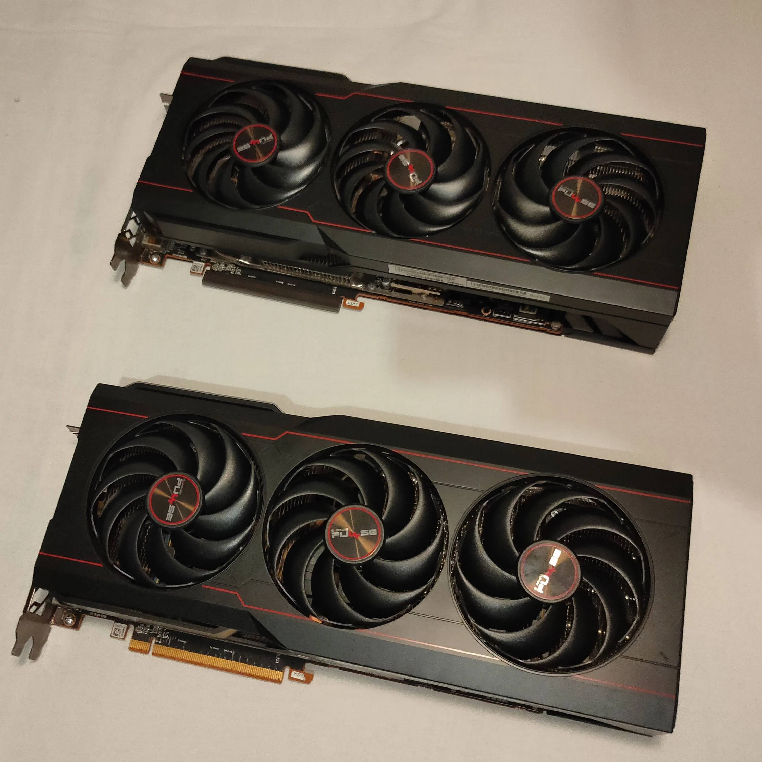 Hai card đồ họa Sapphire Pulse RX 6800 XT, minh họa cho việc so sánh các dòng GPU cũ hiệu năng cao.