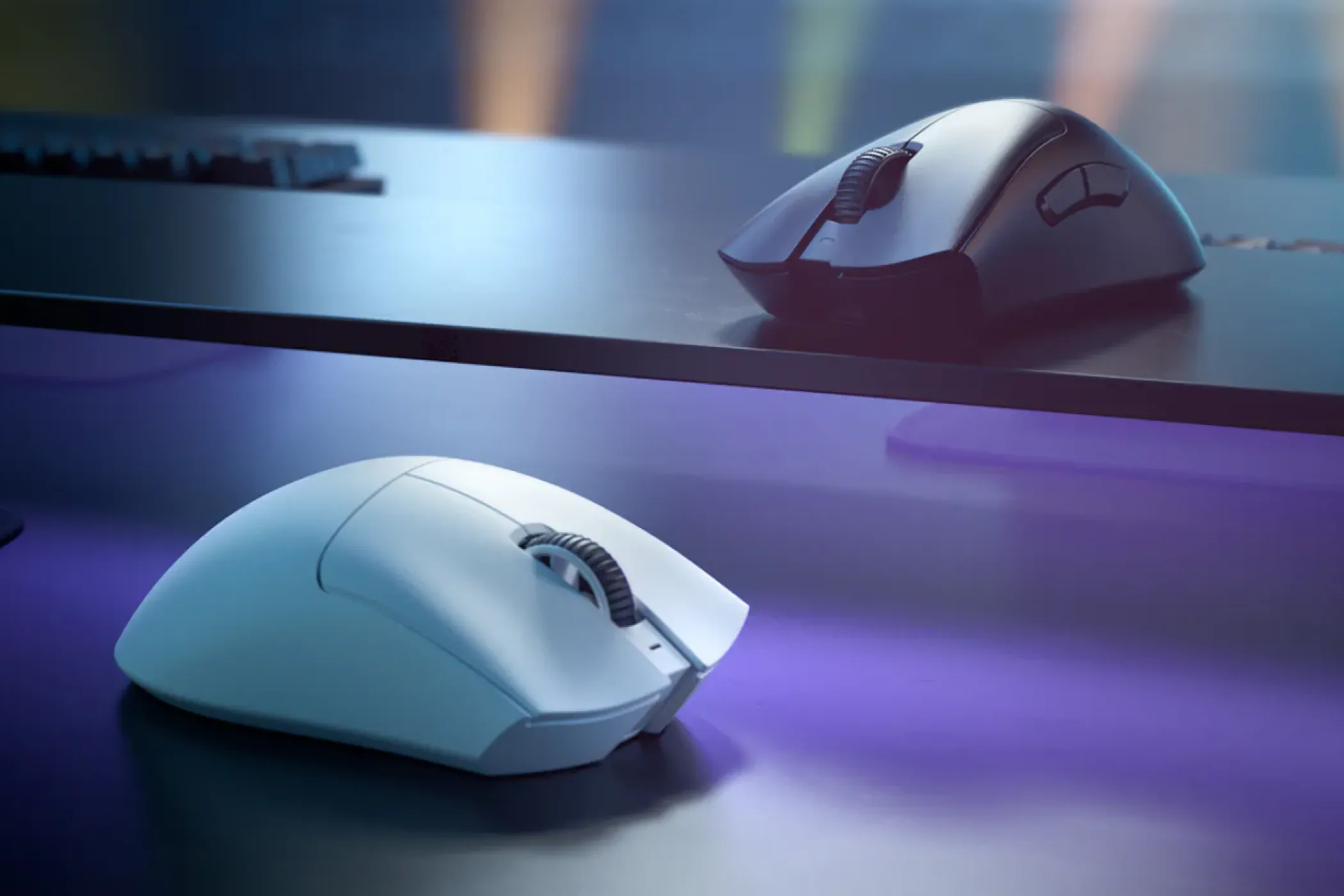 Hai phiên bản đen trắng của chuột Razer DeathAdder V3 Pro trên bàn