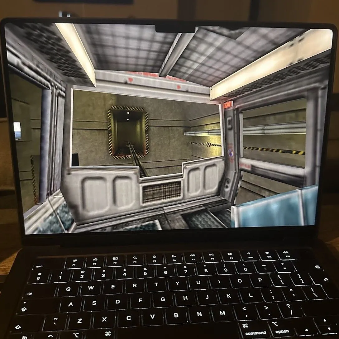 Half-Life, một trong những game bắn súng cốt truyện hay nhất, đang chạy trên MacBook Pro.