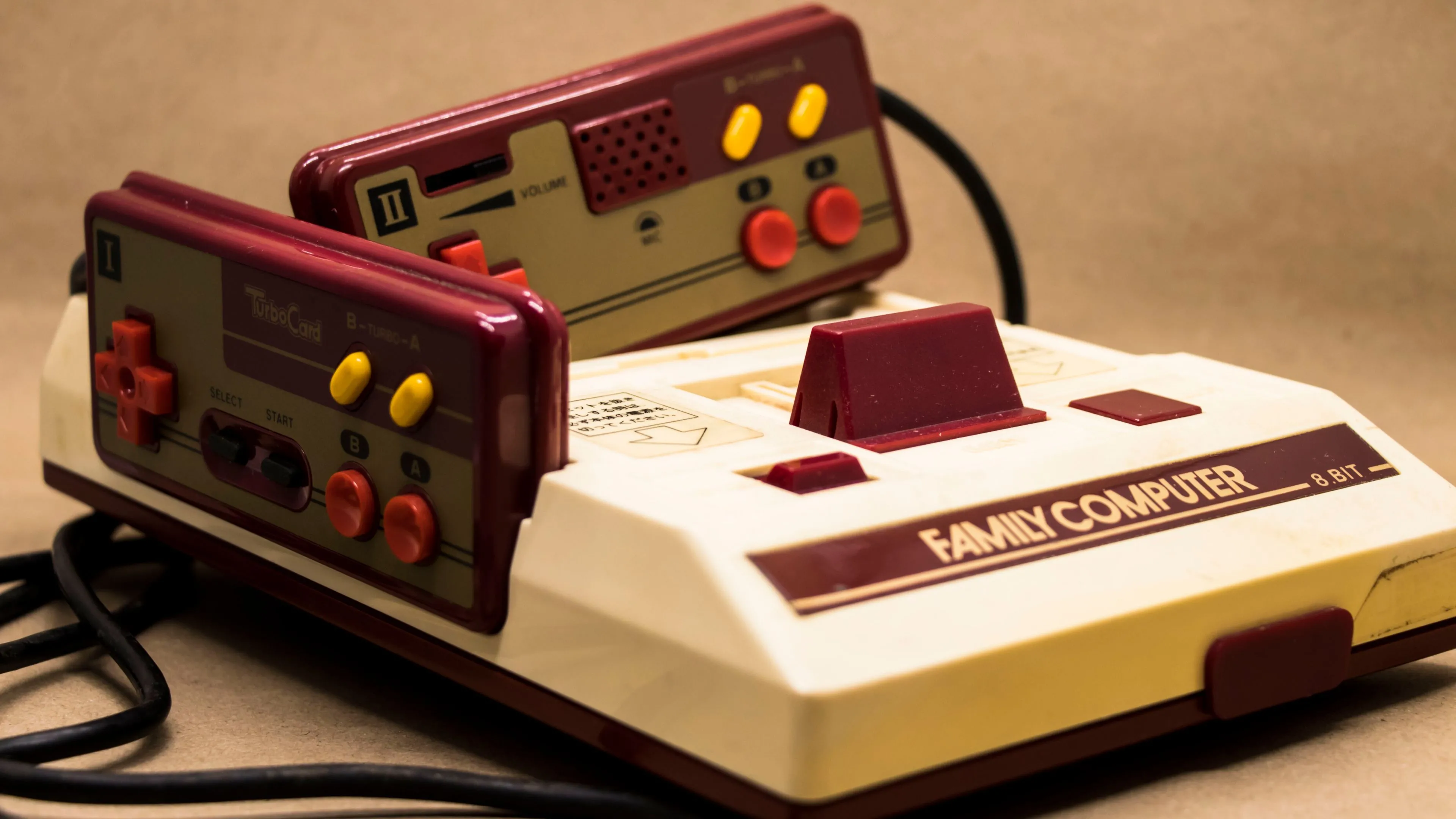 Hệ máy Nintendo Famicom với thiết kế màu đỏ và kem nổi bật