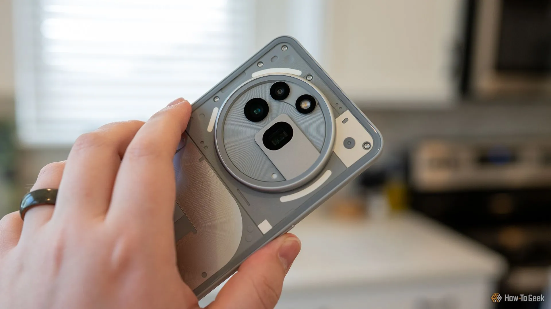 Hệ thống ba camera của Nothing Phone (3a) Pro với thiết kế tròn nổi bật, tập trung vào khả năng chụp ảnh chuyên nghiệp
