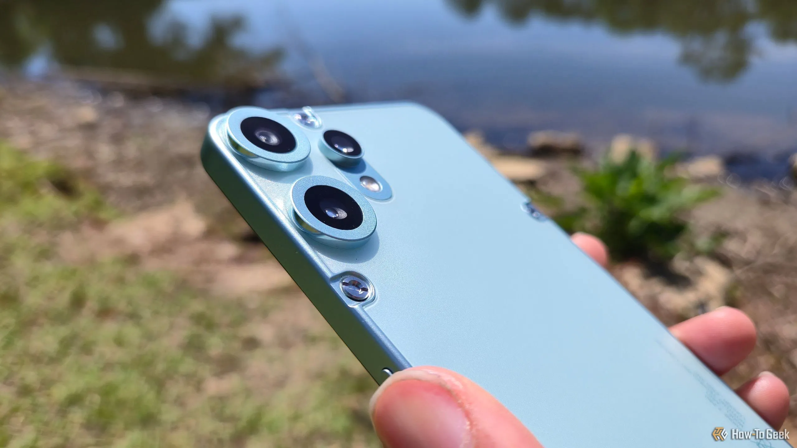 Hệ thống ba camera sau của CMF Phone 2 Pro, bao gồm cảm biến chính 50MP và ống kính tele 50MP, cho khả năng chụp ảnh đa dạng.