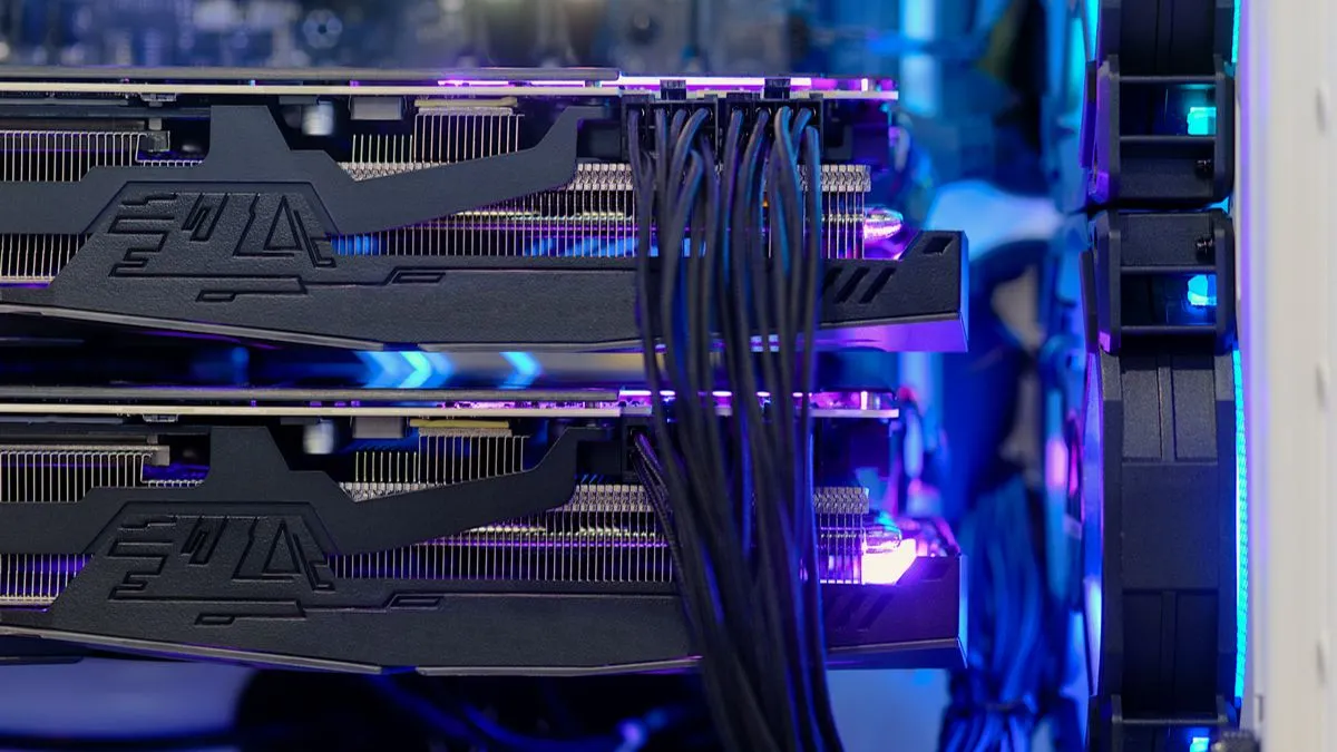 Hệ thống PC với hai card đồ họa được cài đặt, minh họa giải pháp bổ sung GPU chuyên dụng cho PhysX.