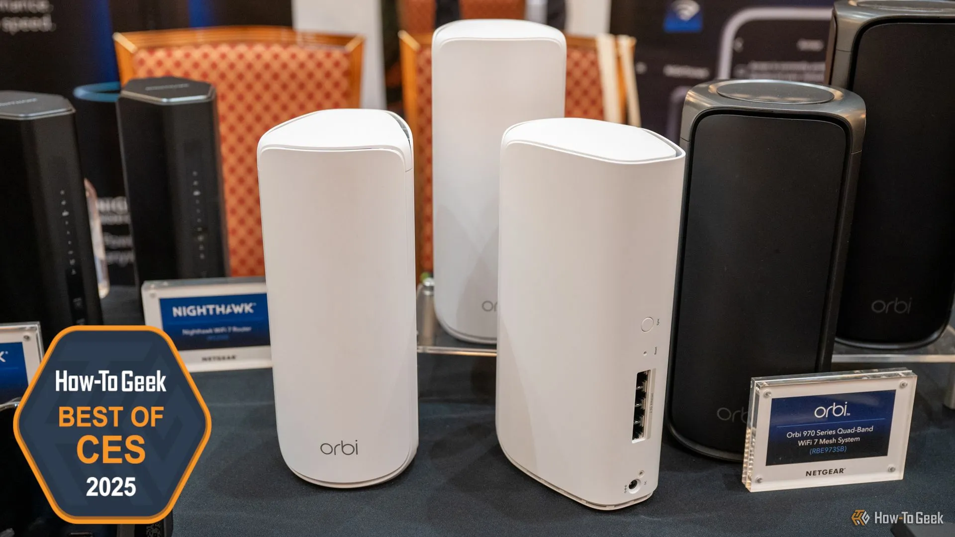 Hệ thống Wi-Fi Mesh NETGEAR Orbi 870 Series trên bàn, đại diện cho thiết bị mạng tốt nhất CES 2025 với Wi-Fi 7.