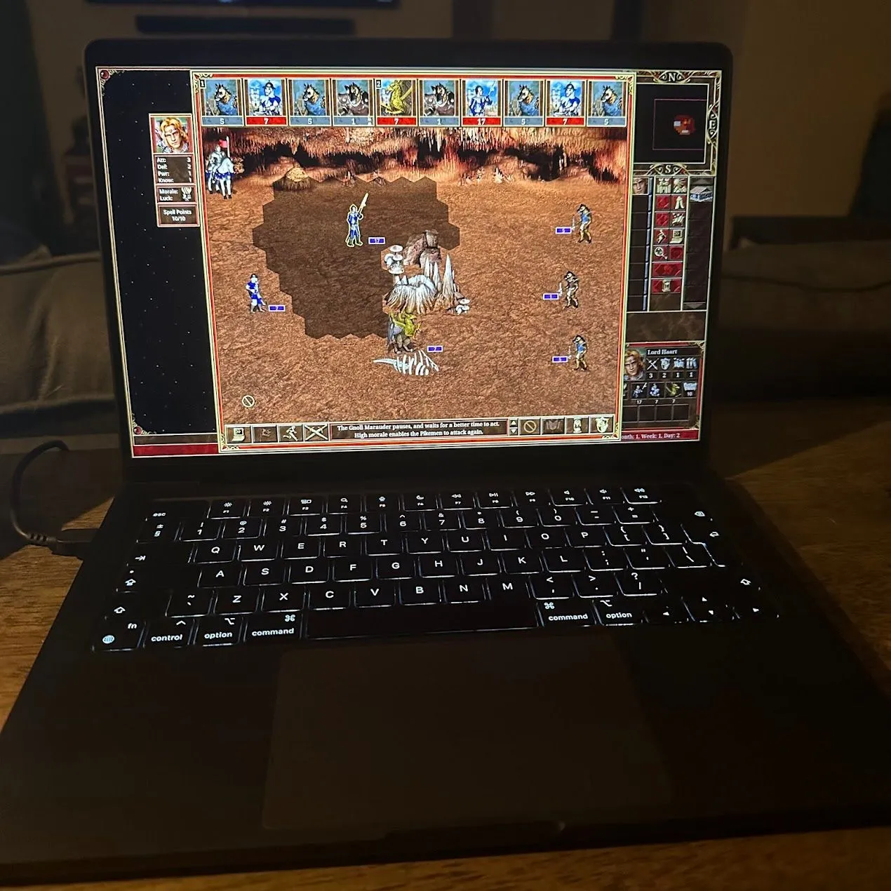 Heroes of Might and Magic III hiển thị trên màn hình MacBook, tái hiện những trận chiến chiến thuật kỳ ảo.