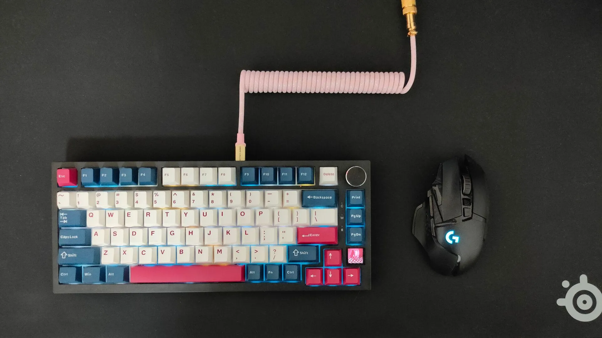 Hình ảnh bàn phím cơ và chuột Logitech G502 không dây trên tấm lót chuột SteelSeries QcK