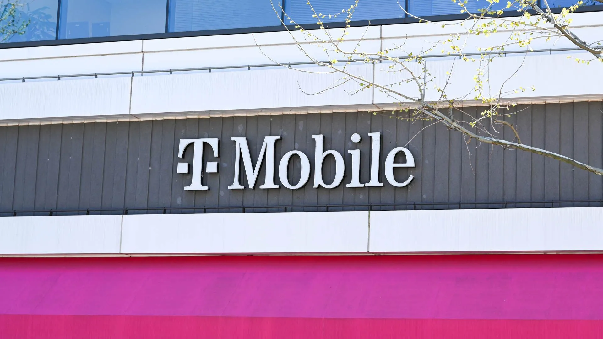 Hình ảnh biển hiệu cửa hàng T-Mobile, điểm cung cấp các gói cước Experience mới.