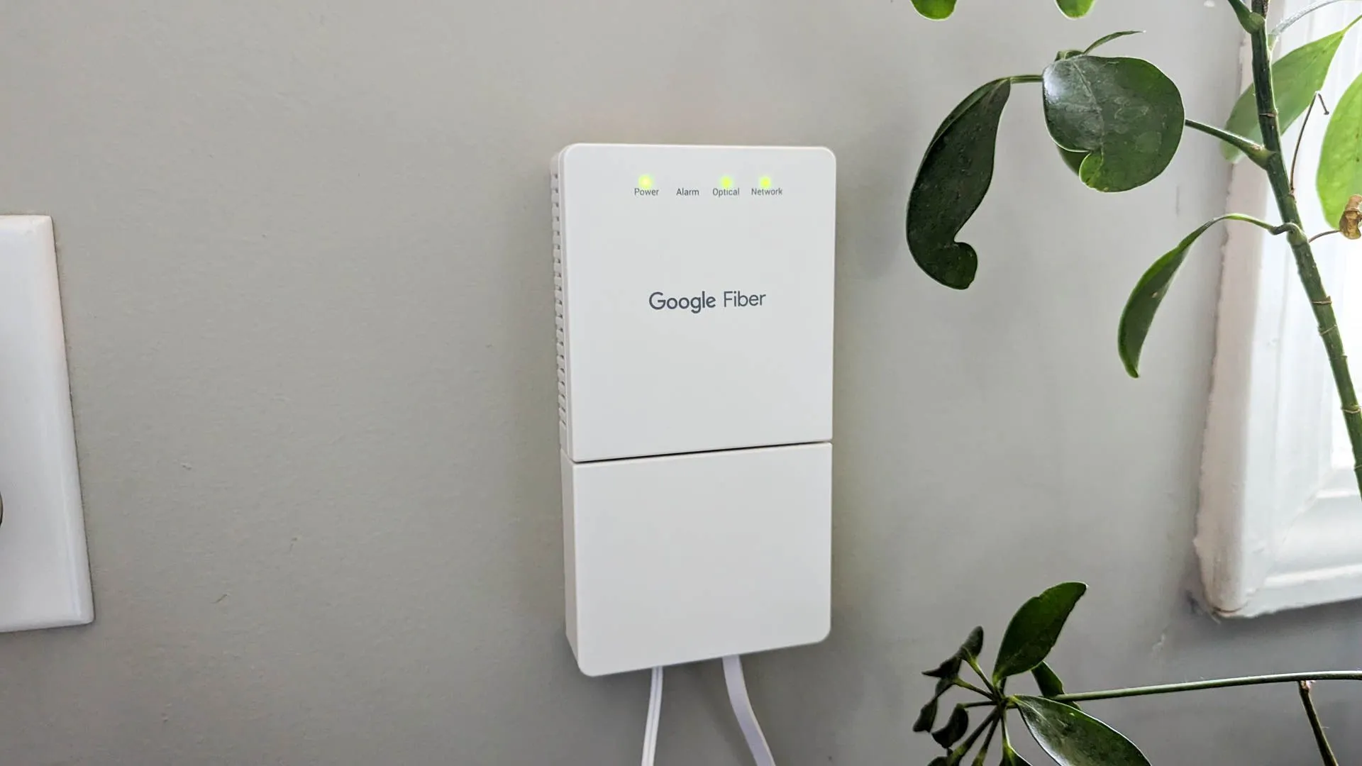 Hình ảnh bộ định tuyến Google Fiber được lắp đặt trên tường, minh họa cho dịch vụ internet tốc độ cao tại Murfreesboro, Tennessee
