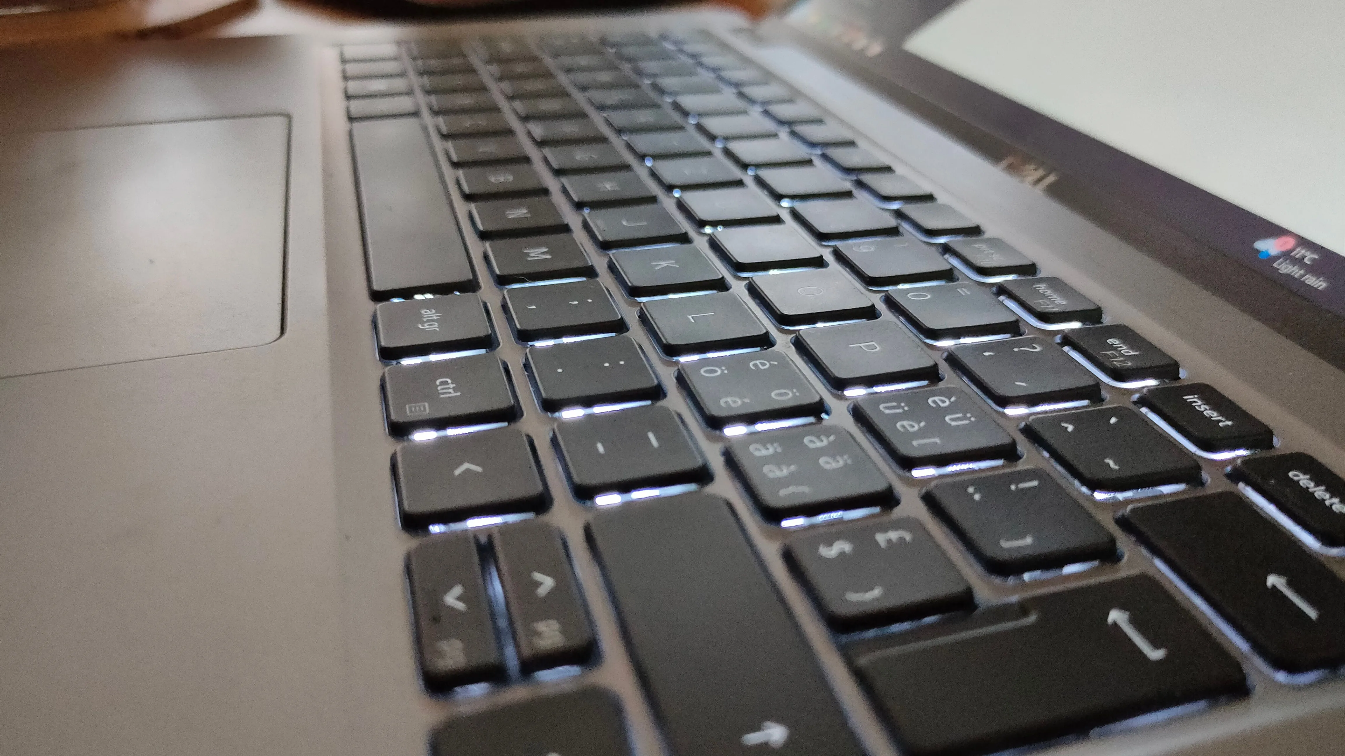 Hình ảnh cận cảnh bàn phím laptop có đèn nền màu trắng sáng